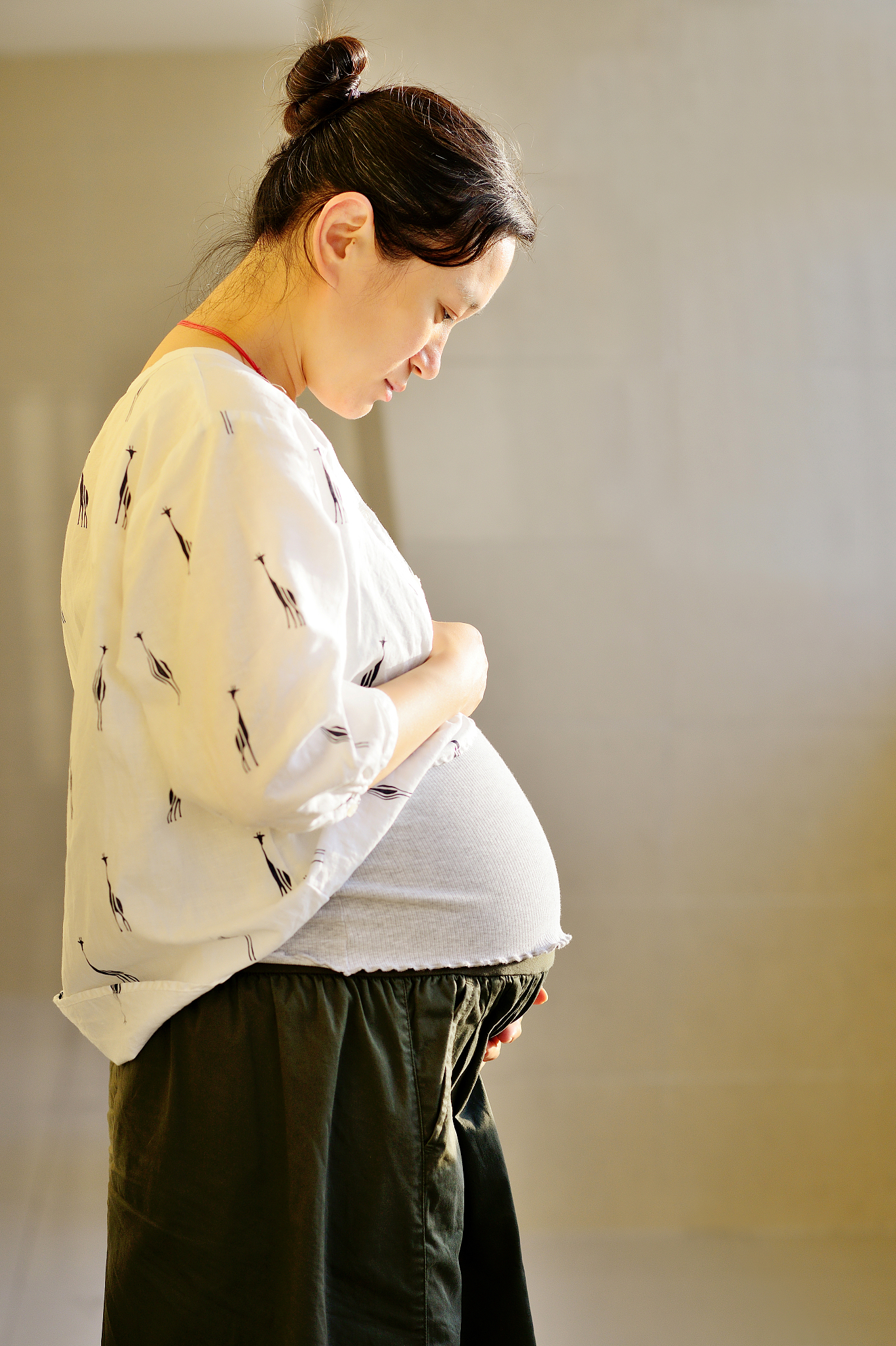 side view of pregnant woman, 28-30 weeks