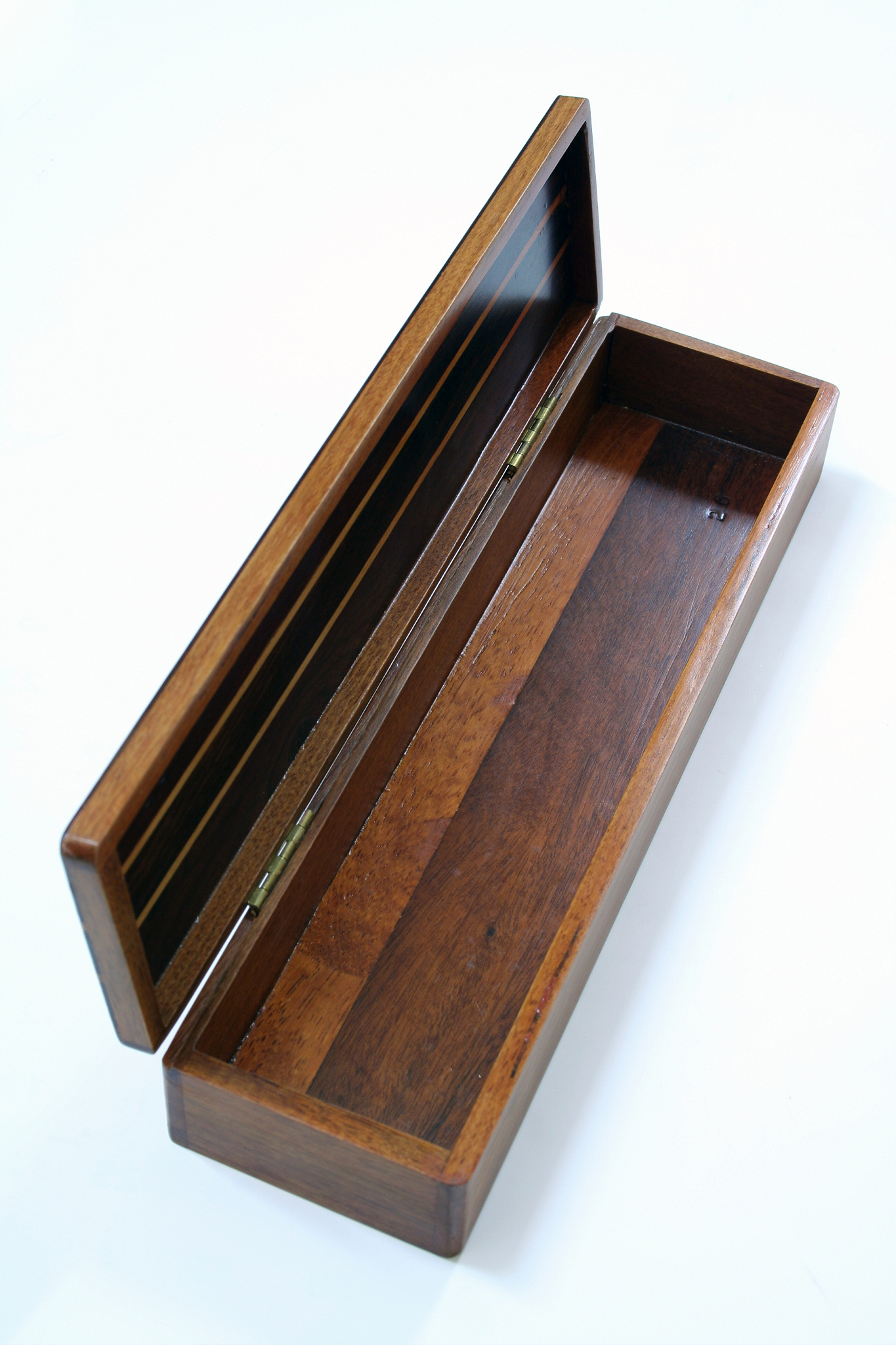 守护记忆，感恩陪伴：定制专属木制宠物骨灰盒，纪念逝去的爱