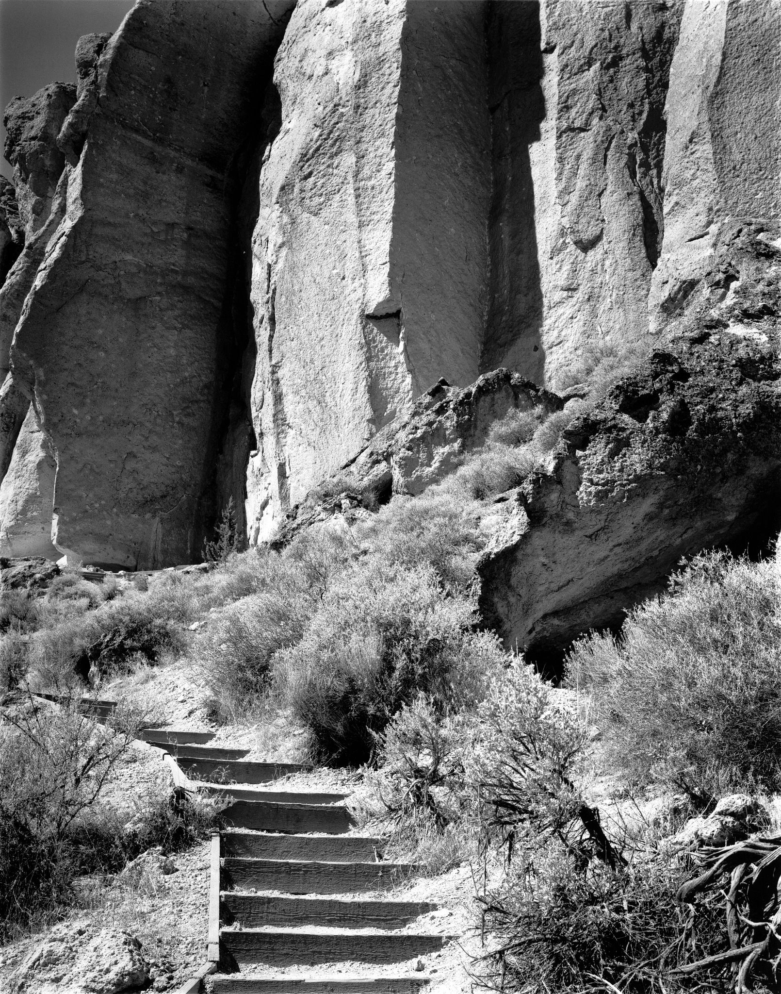 请问红旗渠修建的时间和地点分别是什么？