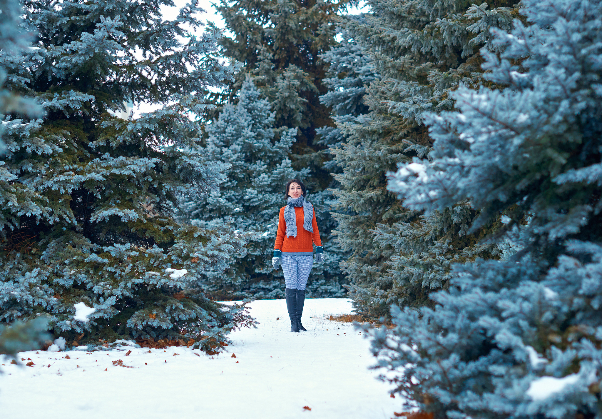 帮我翻译一下这些文字吧！WINTER WALKSWe’re up most mornings for a wake-up walk even in winter It’s brisk but invigorating and it leaves our cheeks rosy for the day While our winters are cold in this part of the co
