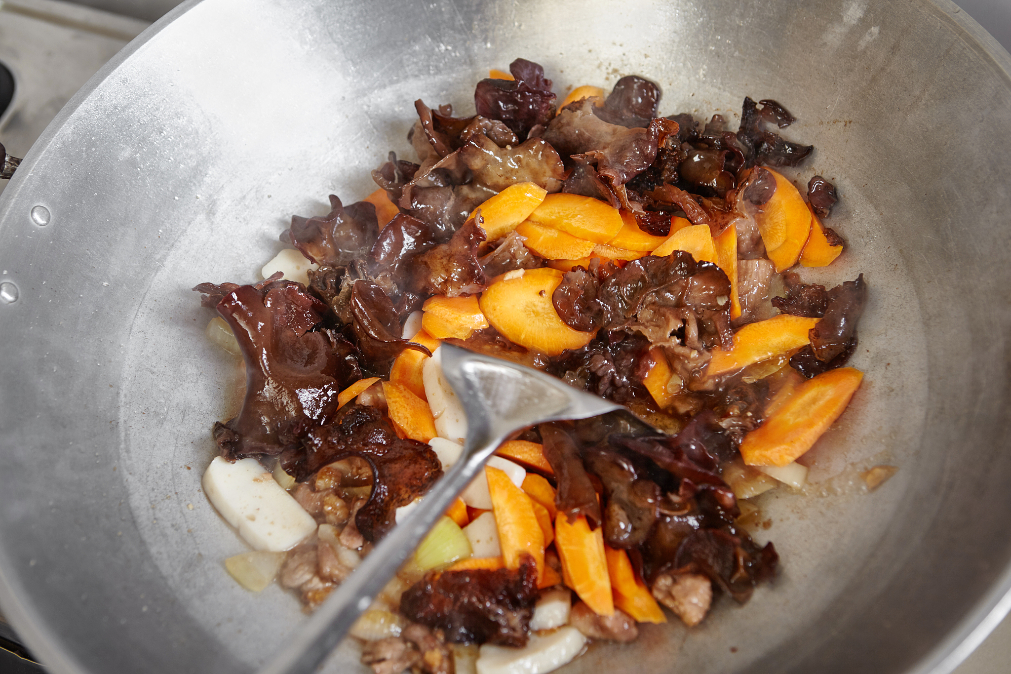 请把一下一段话改写到66个字母以内：Recipe for stir-fried mustard greens with Shiitake mushrooms and carrots