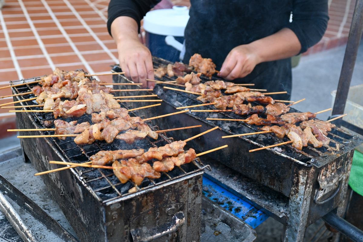 去淄博吃烧烤写一个朋友圈文案简介有趣的