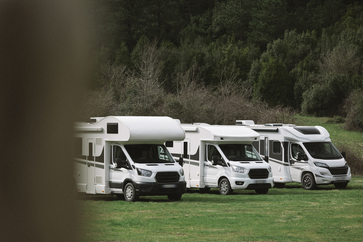 请将下面的论文进行改写：根据美国房车工业协会RVIA发布的房车销量相关数据