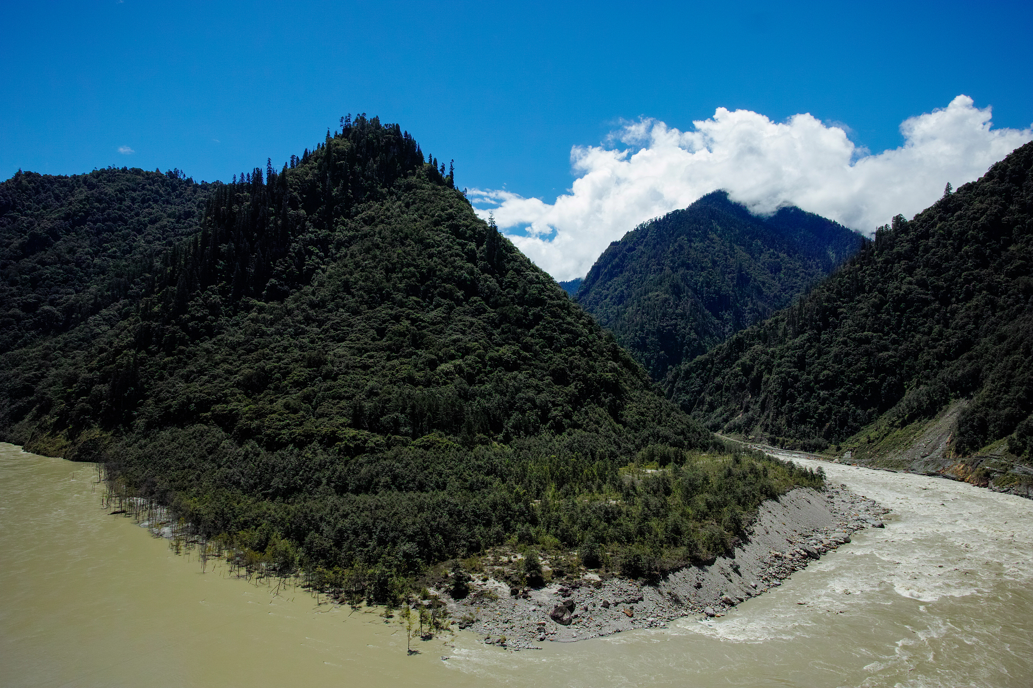 女生不主动找我就是不喜欢我吗？