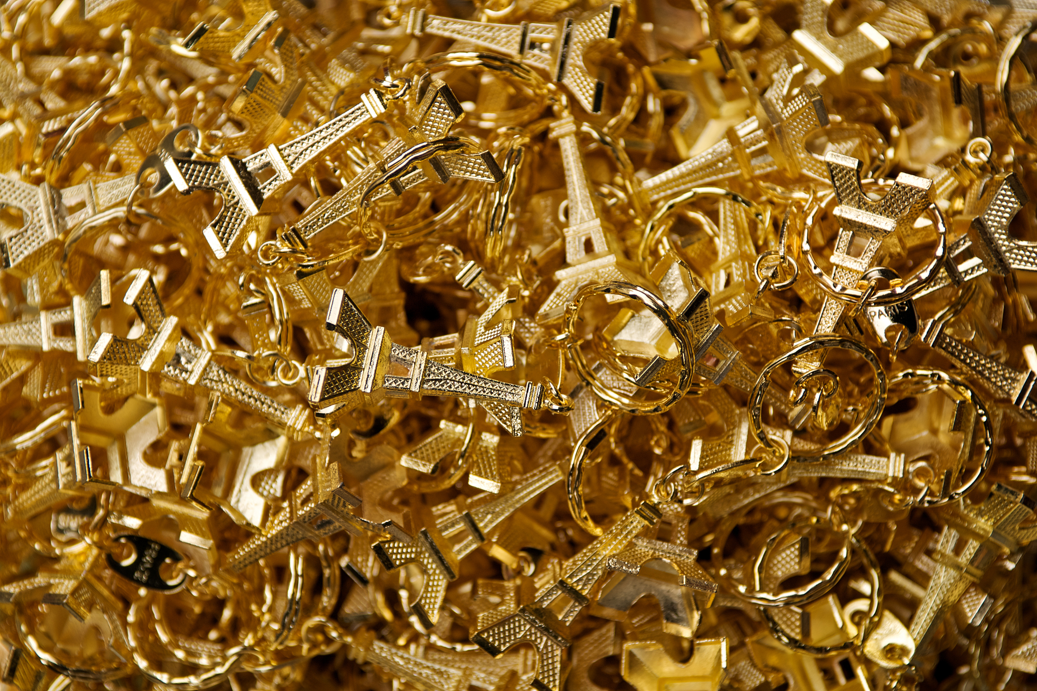 golden key rings in the shape of the eiffel tower