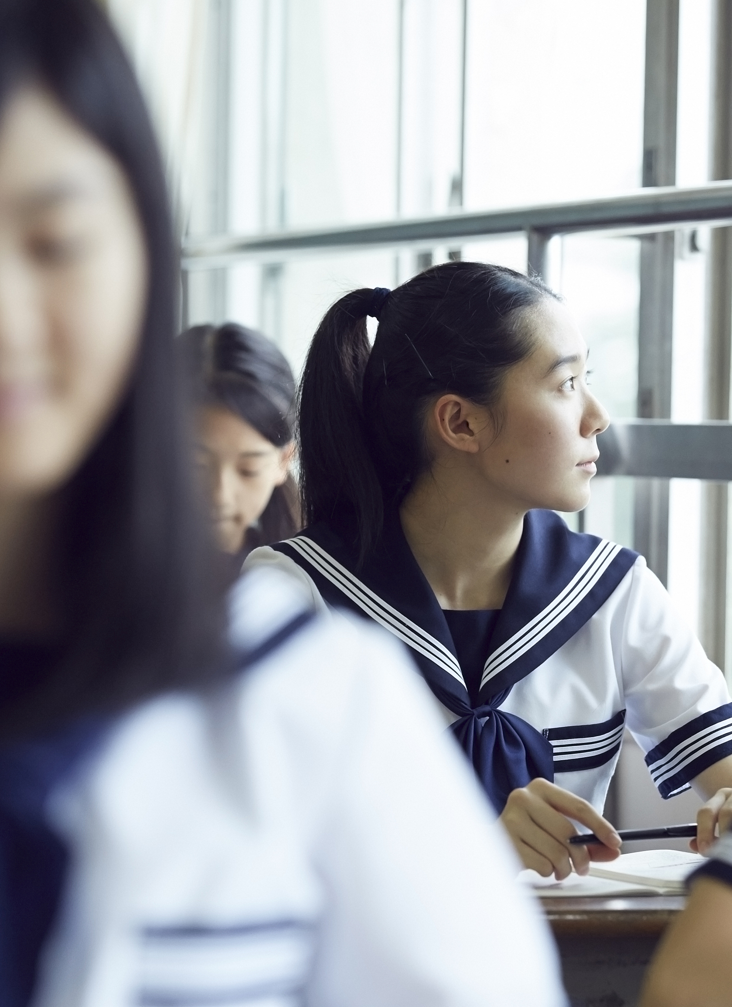 16岁深圳女生校服高马尾，开朗活泼学生形象