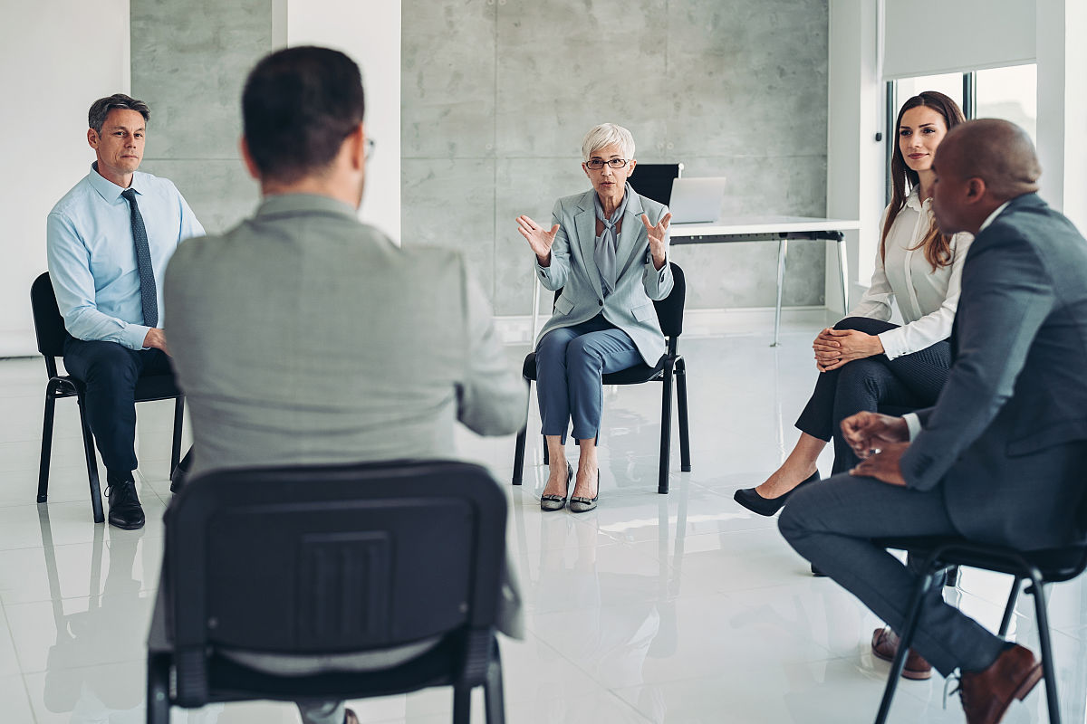 根据国内公司组织结构图简要描述公司的组织结构包括每个职位的职责以及不同职位之间的关系