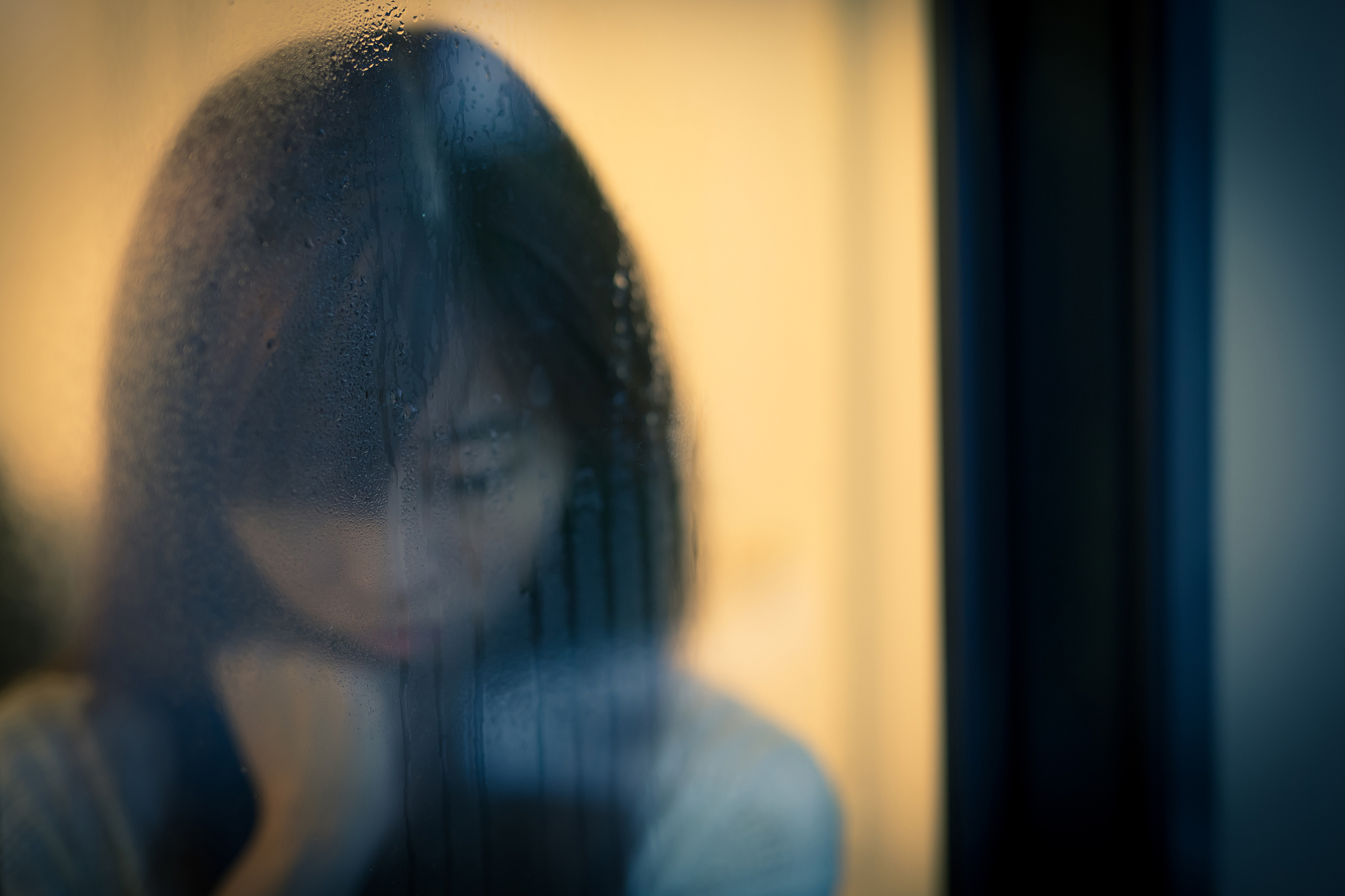 有没有人跟我一样情绪低落的时候谁也不想联系独自一人躺在床上不停地刷着视频感动着别人的故事想想自己的经历然后默默地流下眼泪。改编上面这句话。