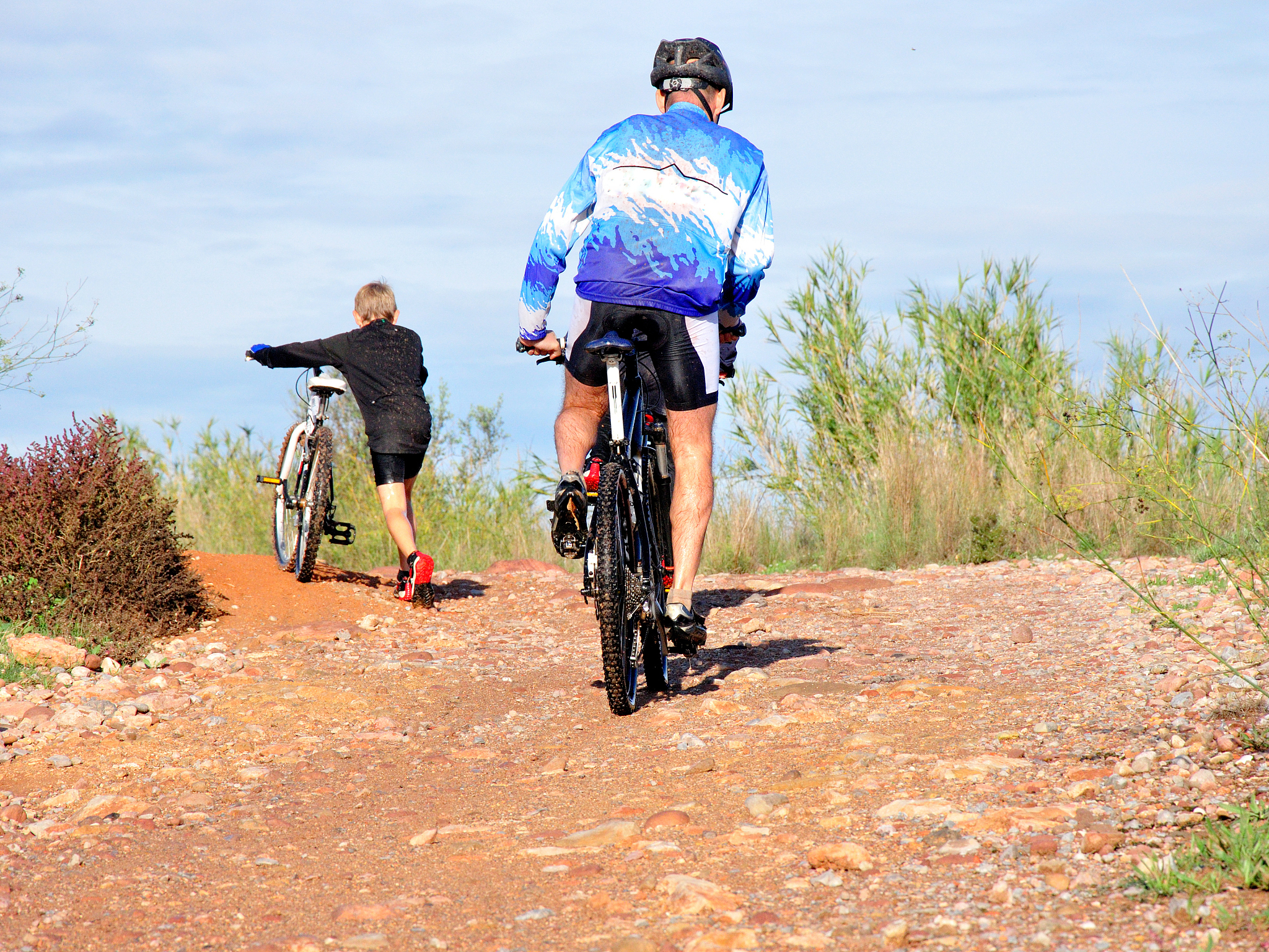 徐云骑自行车旅行，并非步行