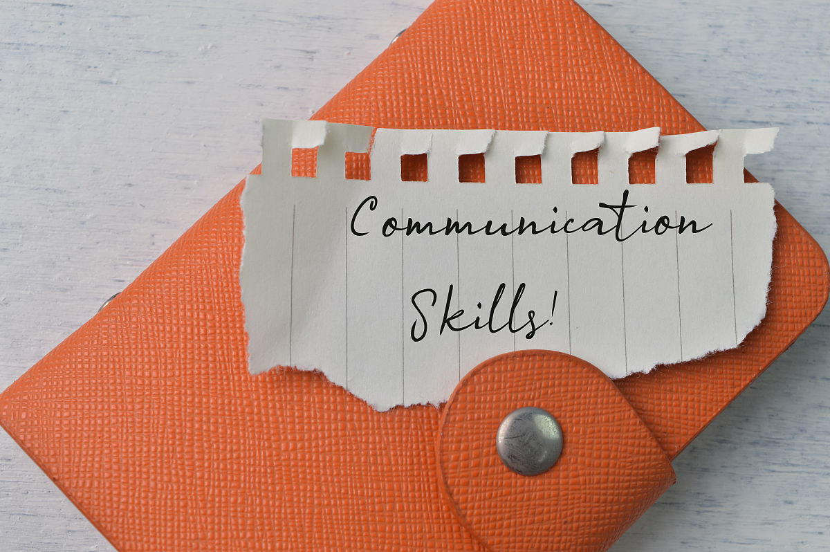 我和我前男友分手是因为别的男的因为我遇到了更好的男生我就和那个男生在暧昧而且我前男友不知道是因为那个男生而分的手我和前男友处了一年多一直分分合合他也很喜欢我对我真心付出过但是我并没有分了一周我现在后悔了不想和前男友分手我觉得我喜欢的是前男友但是我的前男友对我的爱已经被我消耗完了对于失去不失去我他并没那么在乎这一周一直没联系昨天看到我发的朋友圈来找我聊天我发的朋友圈内容是关于分手的他来问我什么情况而