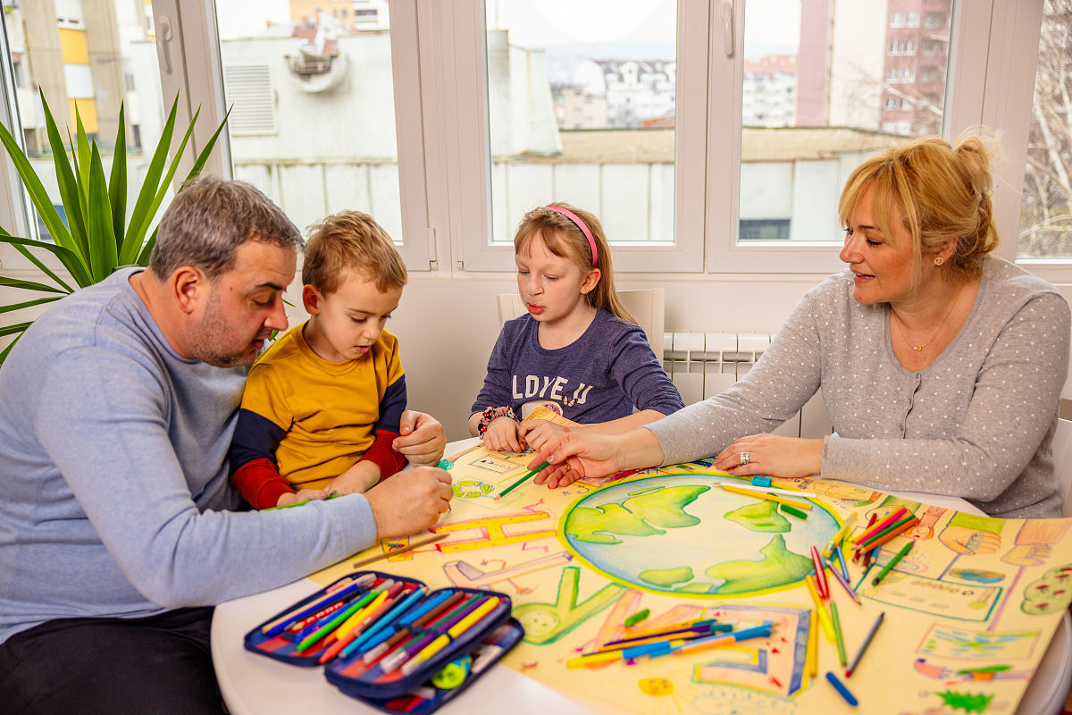 请根据泰勒的课程开发模式设计一门培养孩子创造力的课程。