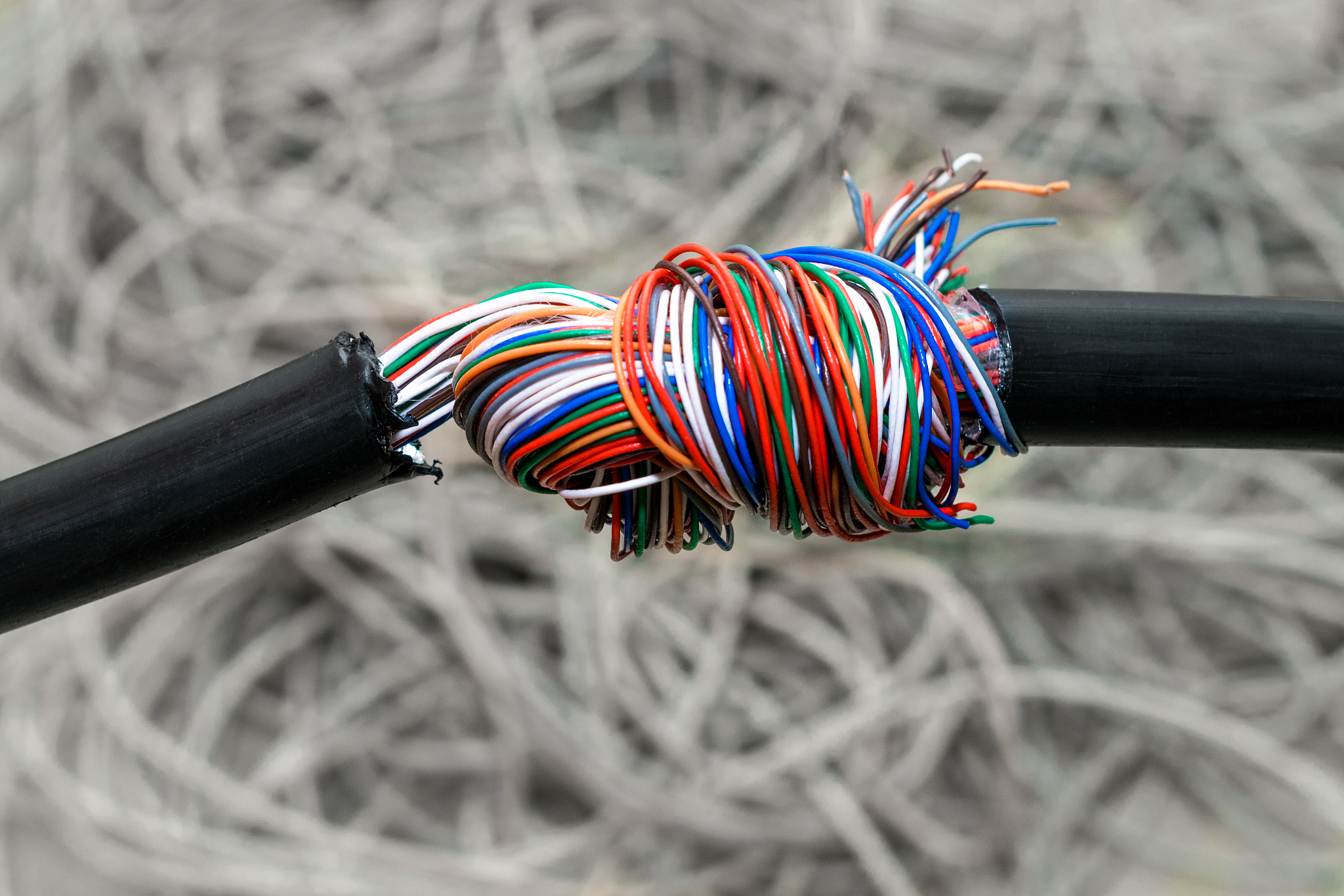 我是一个无线电爱好者。我从小就对无线电技术产生了浓厚的兴趣并且在大学期间考取了业余无线电操作许可证。通过学习和实践我深入了解了无线电通信的原理和技术掌握了操作设备的技巧。这个爱好不仅让我享受到了探索科技的乐趣还。我热爱与人沟通。在过去的学习和实践中我发现与他人交流是一种非常重要的能力。我喜欢倾听别人的观点和经验并愿意与他人分享自己的见解。我相信通过互相交流和合作我们可以共同进步取得更好的成果。我也