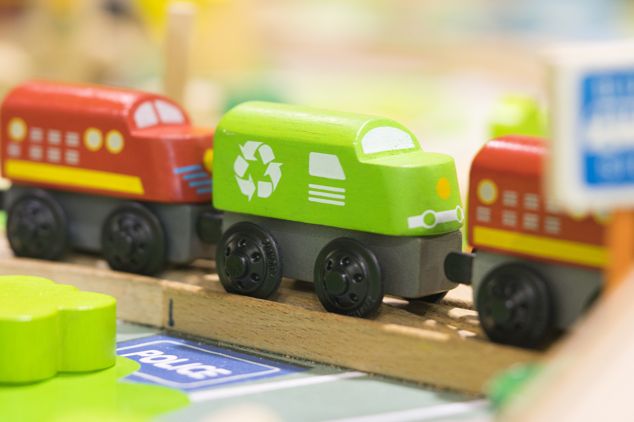 我想生成一个火车玩具图请你帮我描述一下这个画面