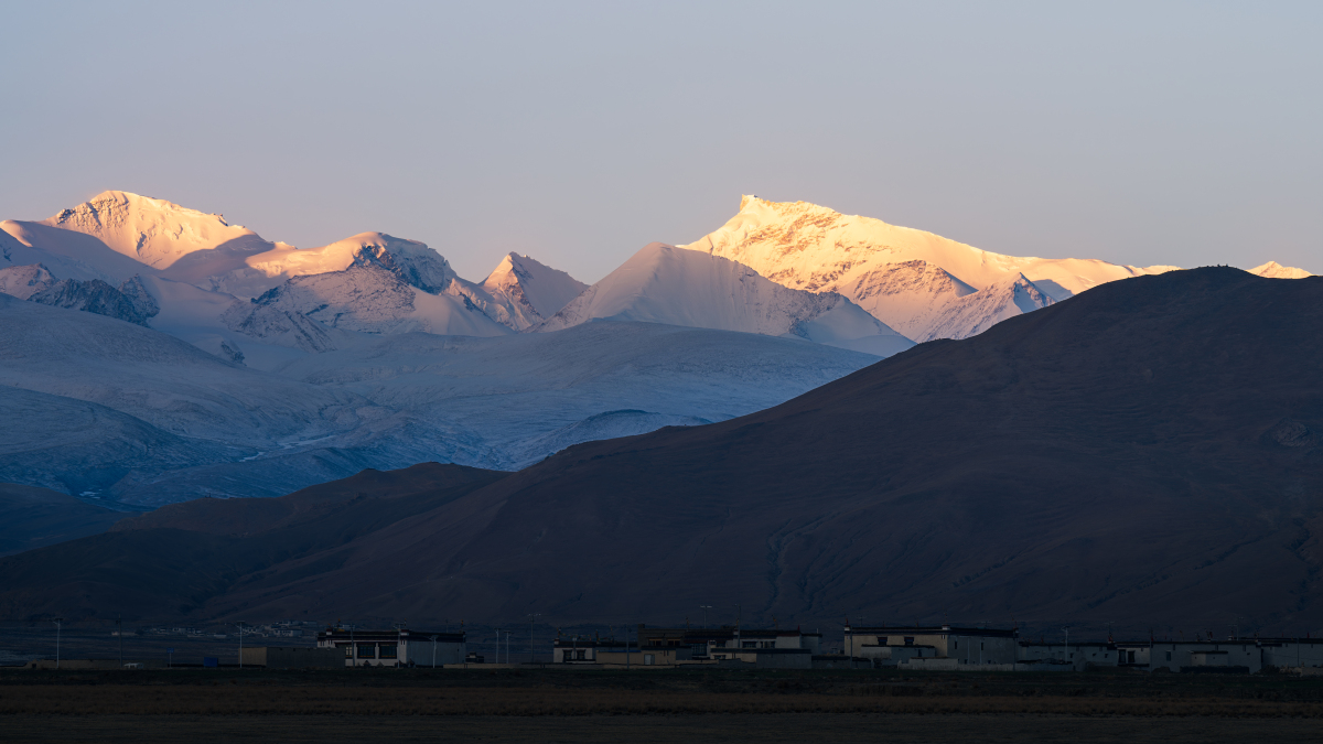 珠穆朗玛峰,作为世界最高峰,以其无与伦比的高度和壮丽的景色闻名于