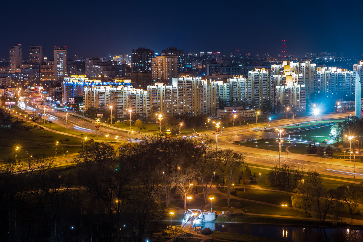 明斯克城市夜景全景,有灯火通明的道路和住宅楼