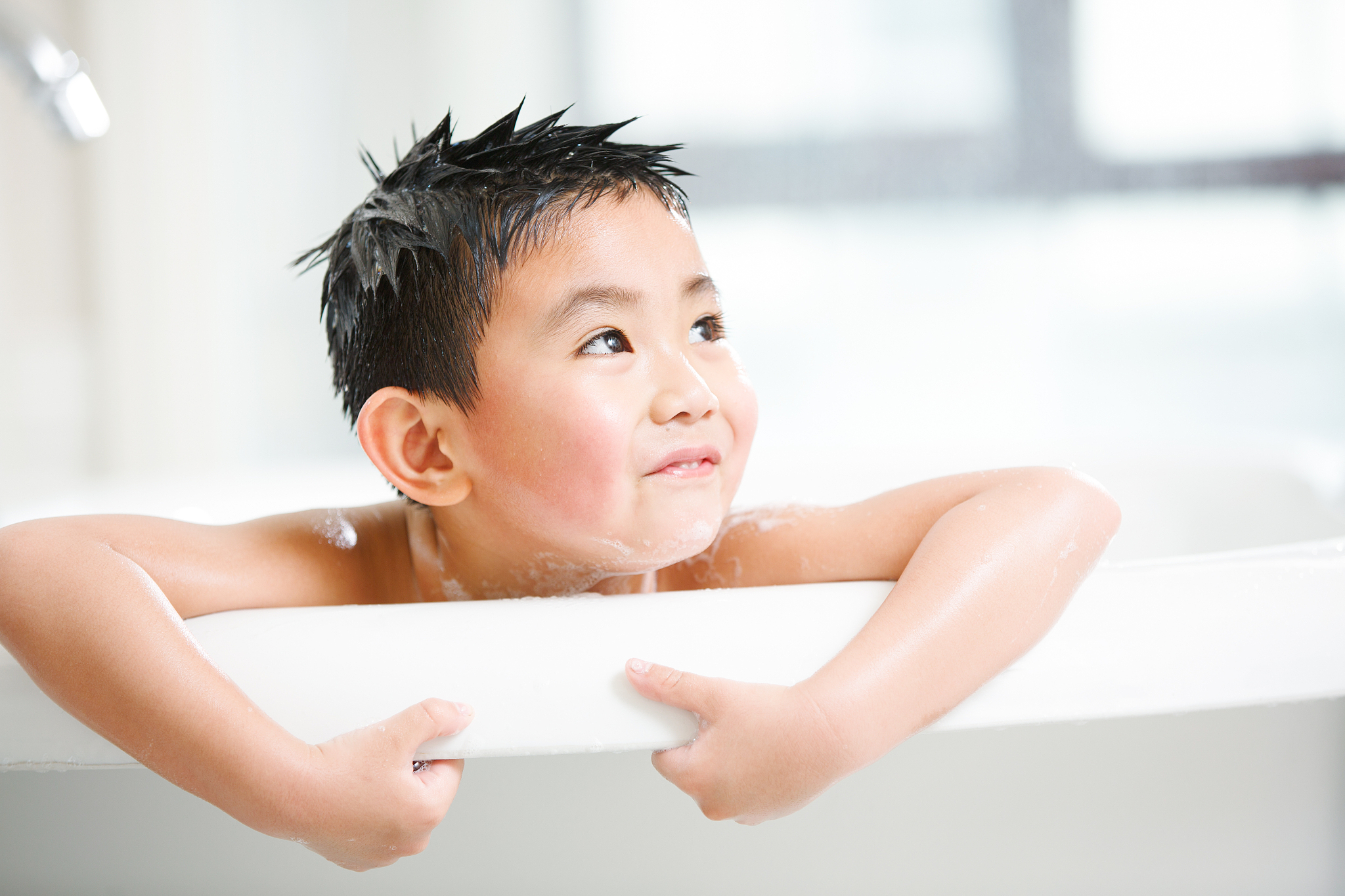 小男孩在洗澡