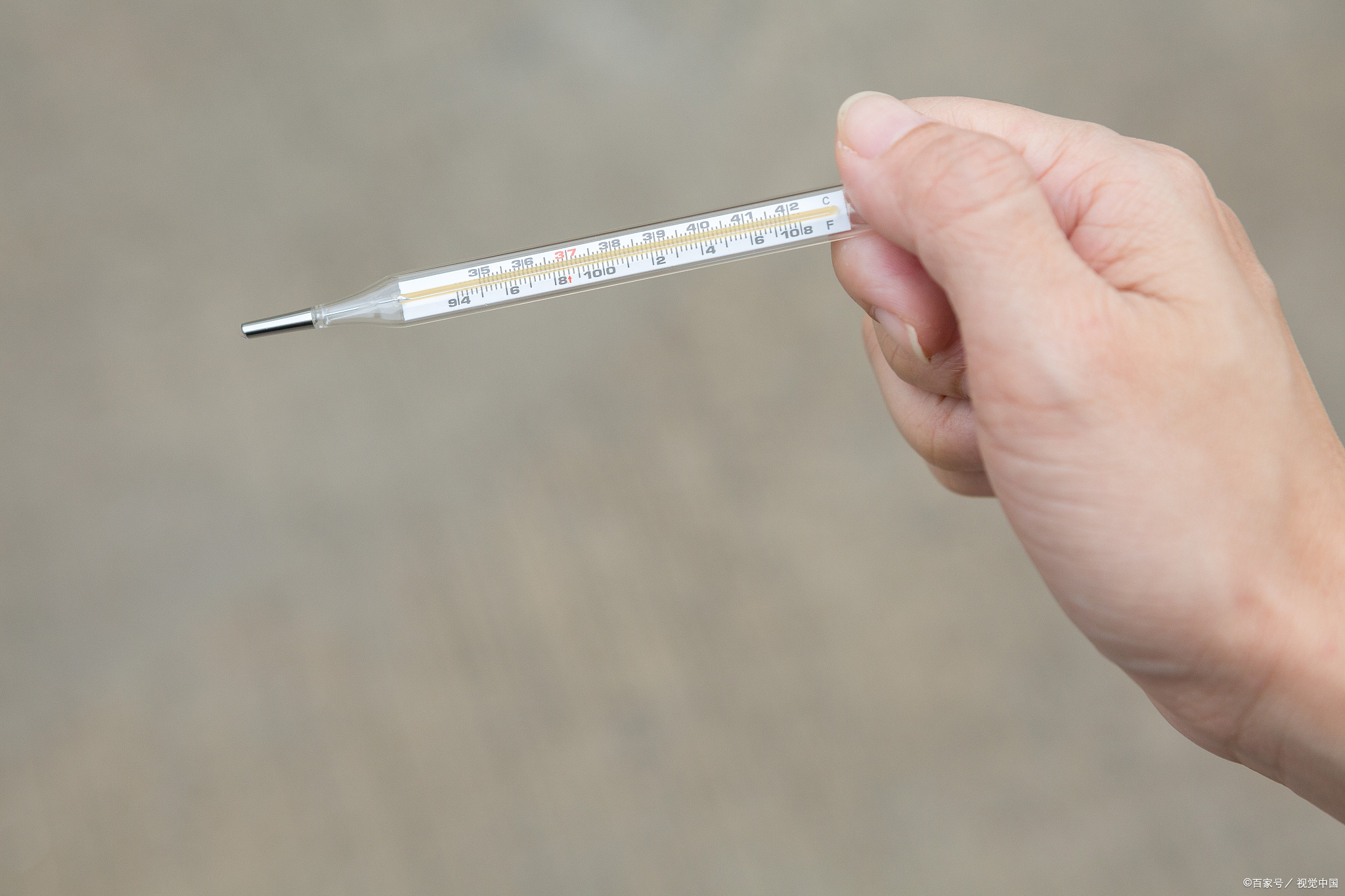 孩子又发烧了，每次量体温又不配合？快看看是不是用错温度计了