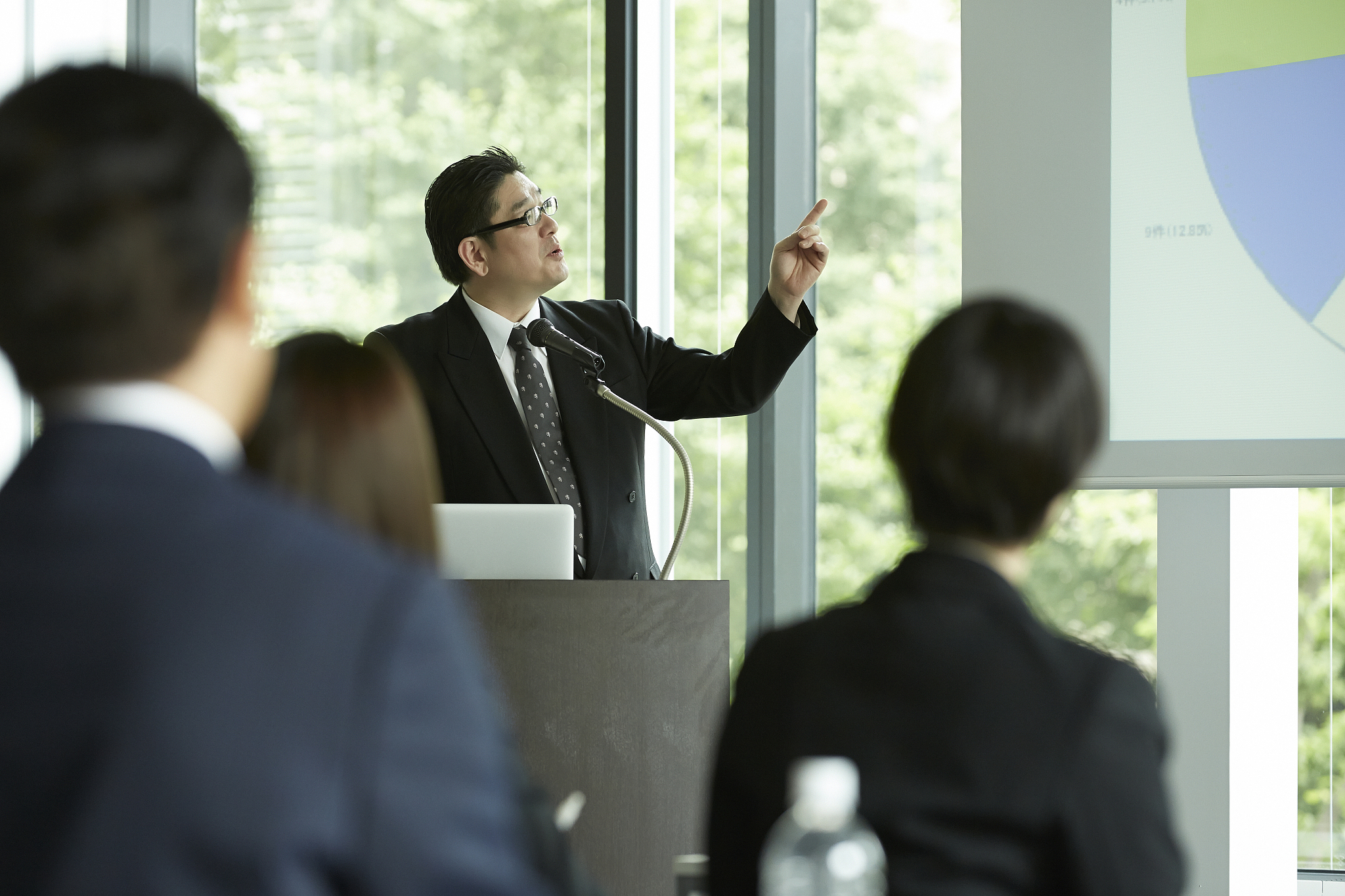 形容一个人对生活有热情对未来有希望商务接待优秀第一次见陌生人能够给别人非常好的印象破冰能力强写作功底好能歌善舞