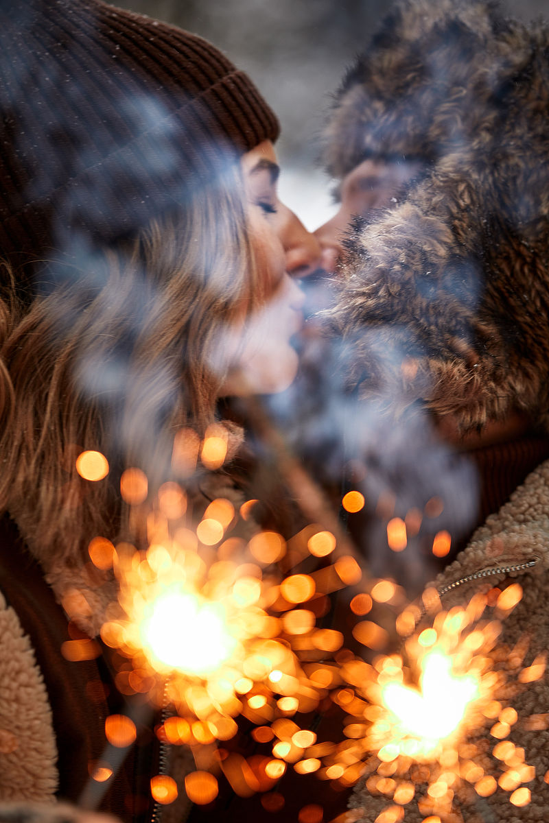 写一段英雄救美的故事中午