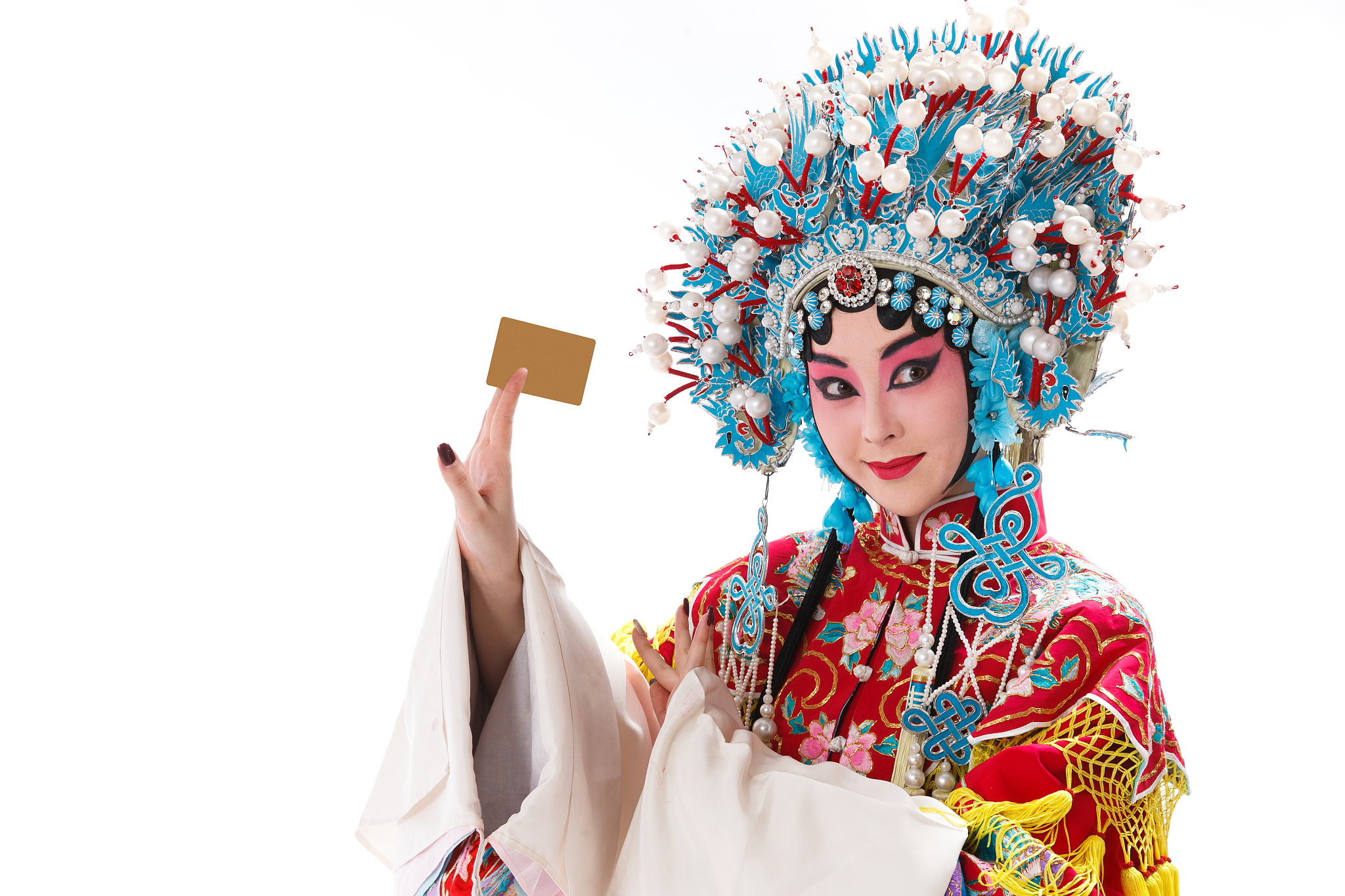青年戏剧表演者拿着金卡