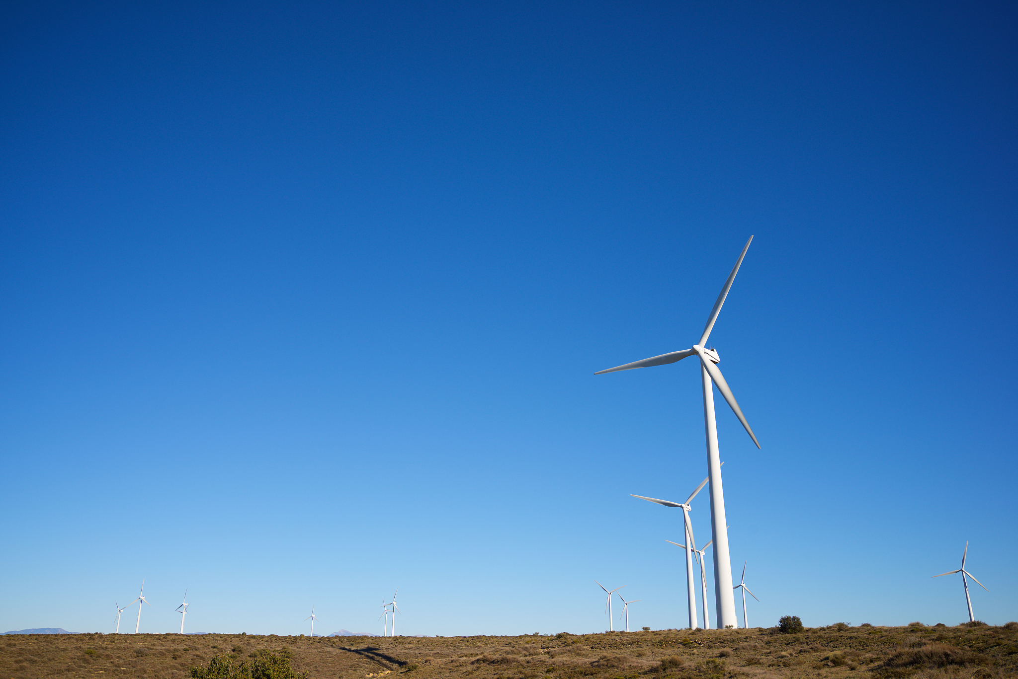 业应该建立完善的设备管理制度和流程，对设备进行定期检查和维护，及时发现和解决设备问题，避免设备出现故障，换个表达