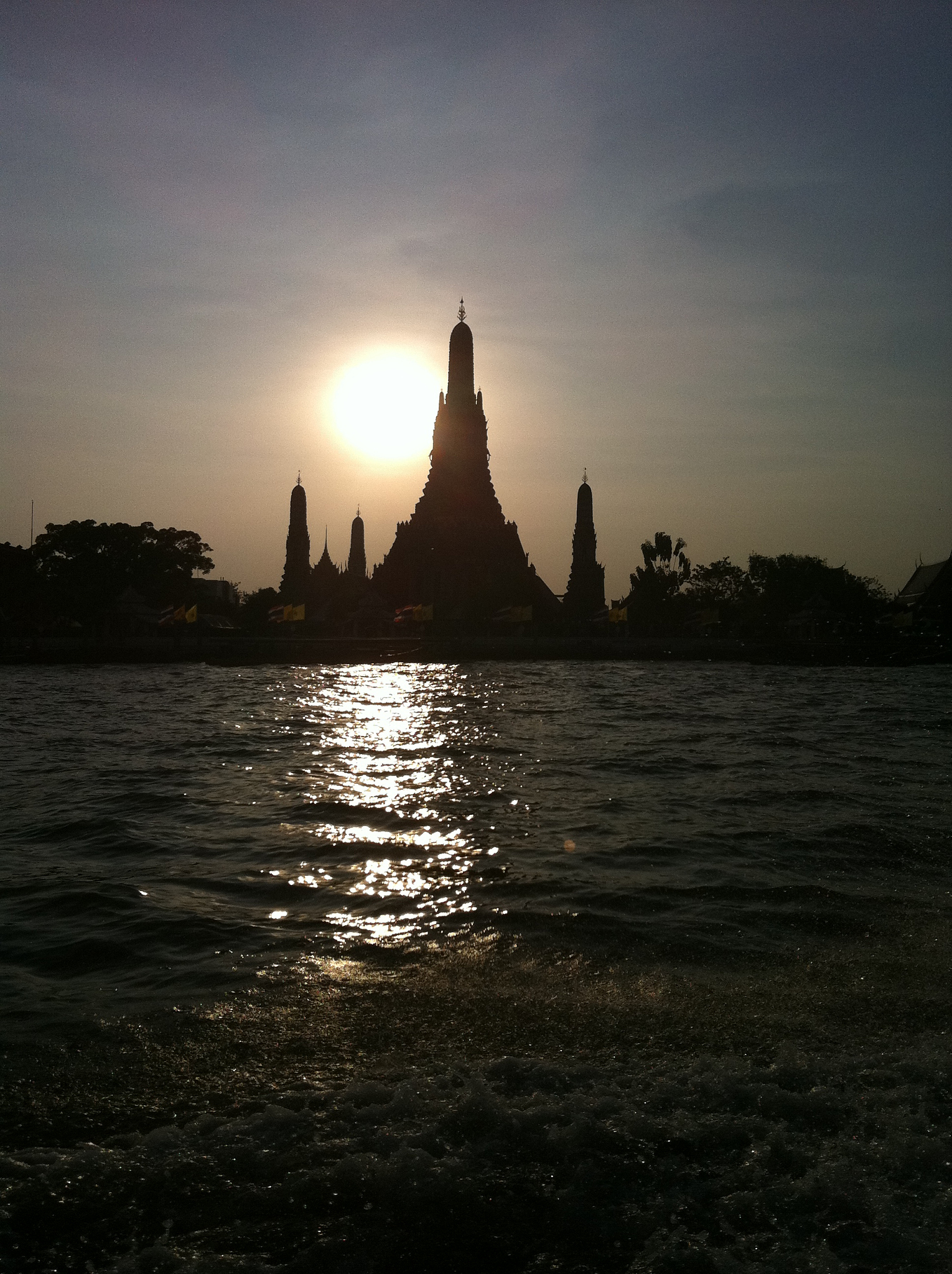 曼谷追逐落日：探索曼岛日落时间的梦幻景色