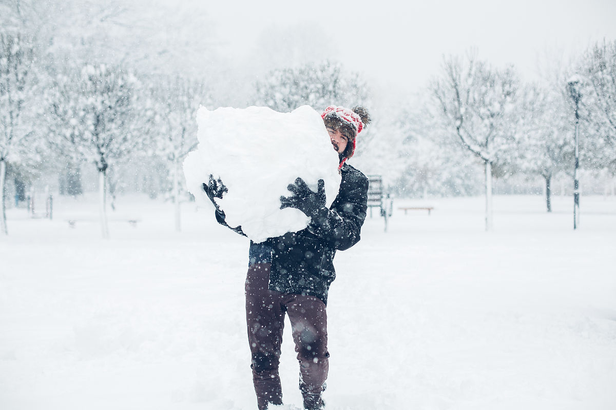 请帮我寻找有关于描写人物站在雪中的样子