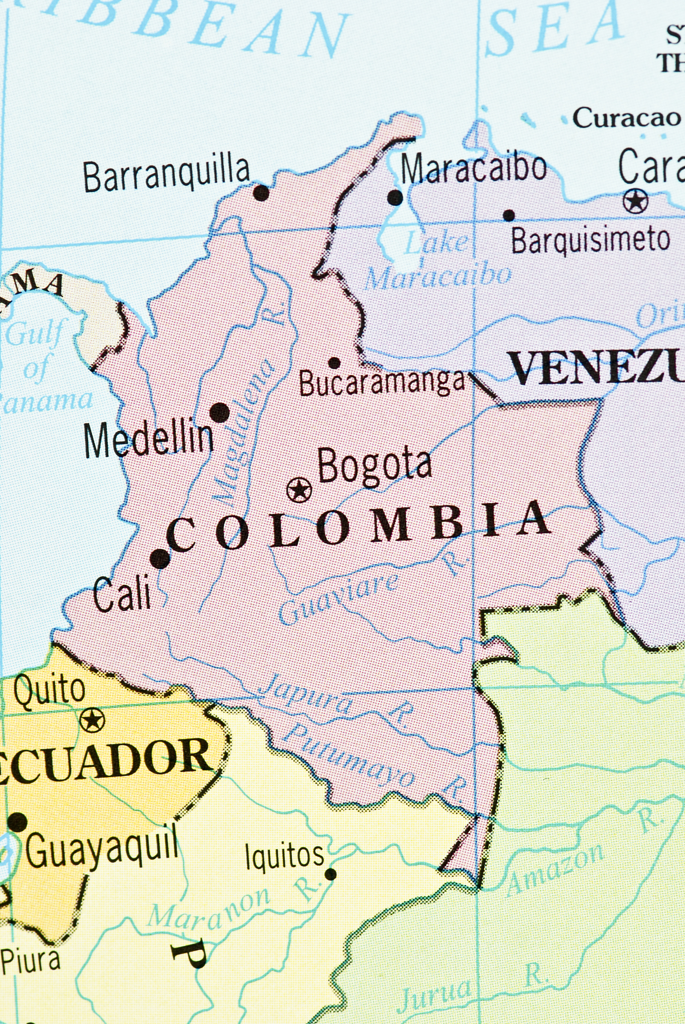 现在你是才华横溢的石油领域专家也是我的论文导师请你用专业的语言帮我改写和润色以下的话：美国页岩油有七大主力产区分别为：Anadarko、Appalachia、Bakken、Haynesville、Niobrara、Permian。美国页岩油产量在2014 年已经超越非页岩、墨西哥湾深水和阿拉斯加三大主力产油区域产量成为美国石油产量的第一大来源8。