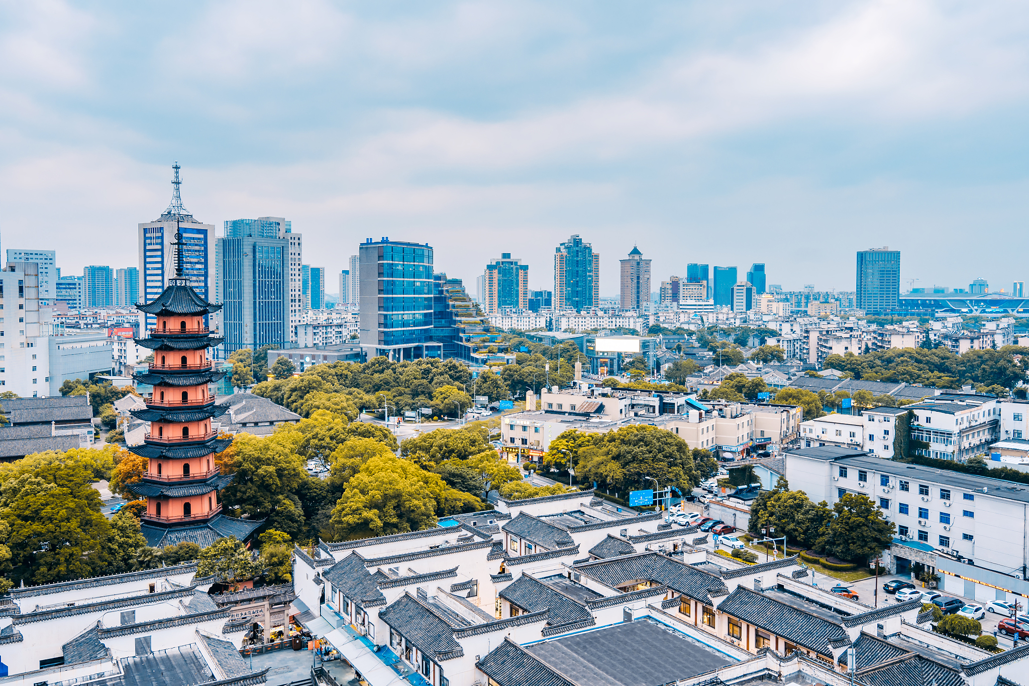 中国浙江宁波天封塔和城隍庙步行街风光