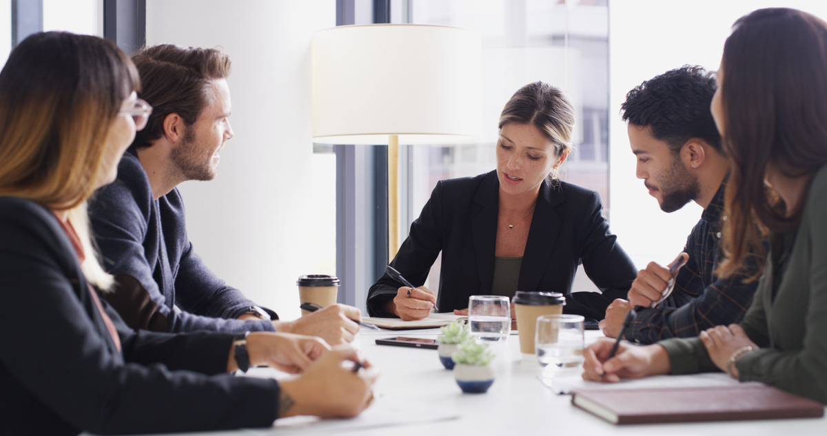 职场进阶：如何迎合领导并保持自身发展？