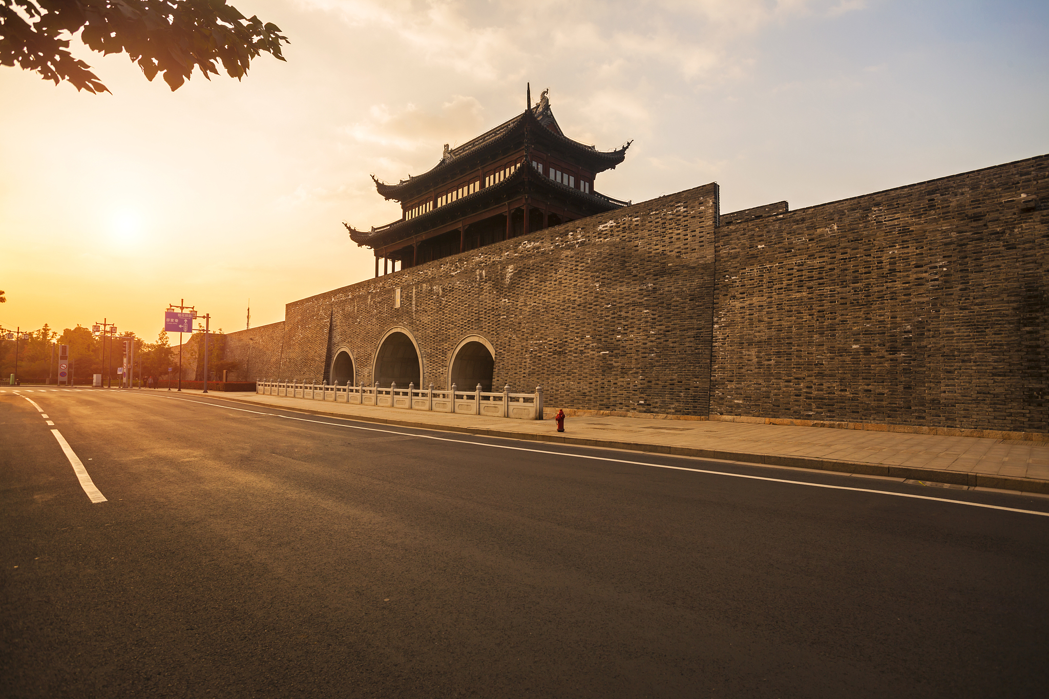 古城墙与路面