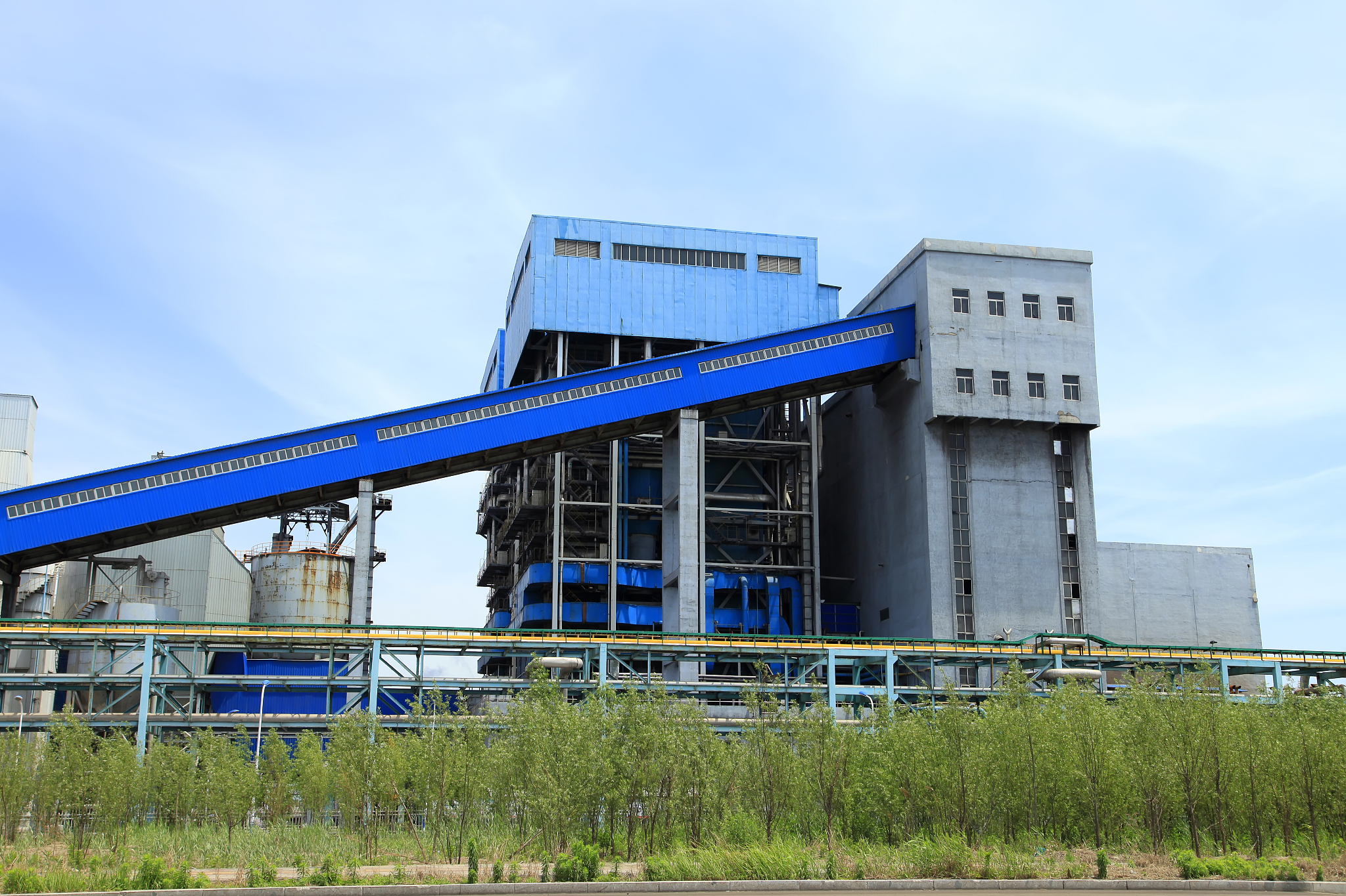 论述黄陵矿业不断探索固废利用新途径在提高固废利用率上再发力的具体措施不少于2000字。