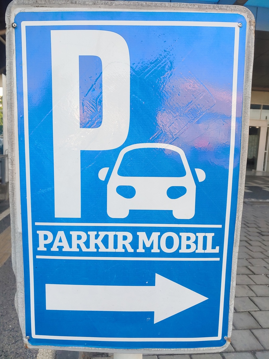 停车场英文翻译：Parking Lot、Parking Area、Parking Garage