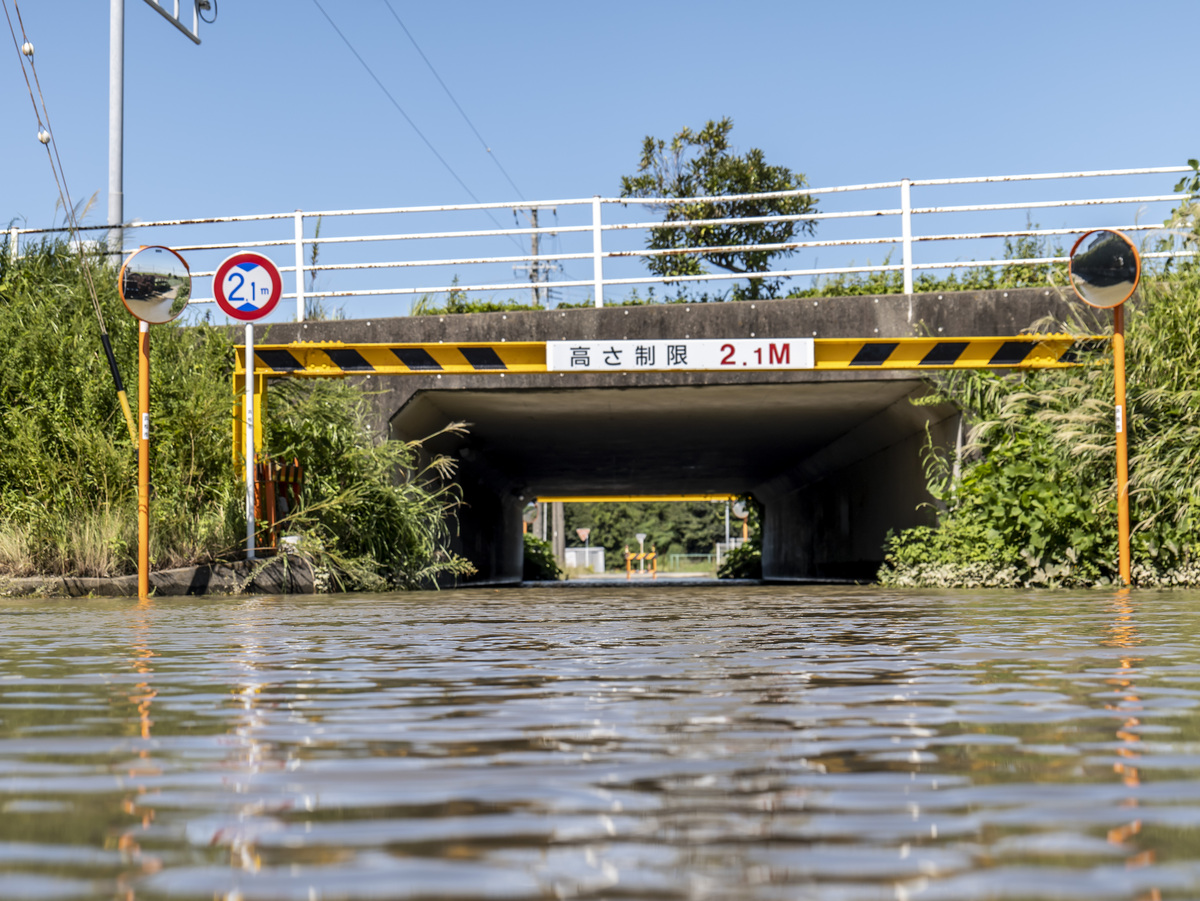 2019年10月10日江苏无锡312国道K135处、锡港路上跨桥发生桥面侧翻事故。此次事件中消防和警察扮演了什么角色