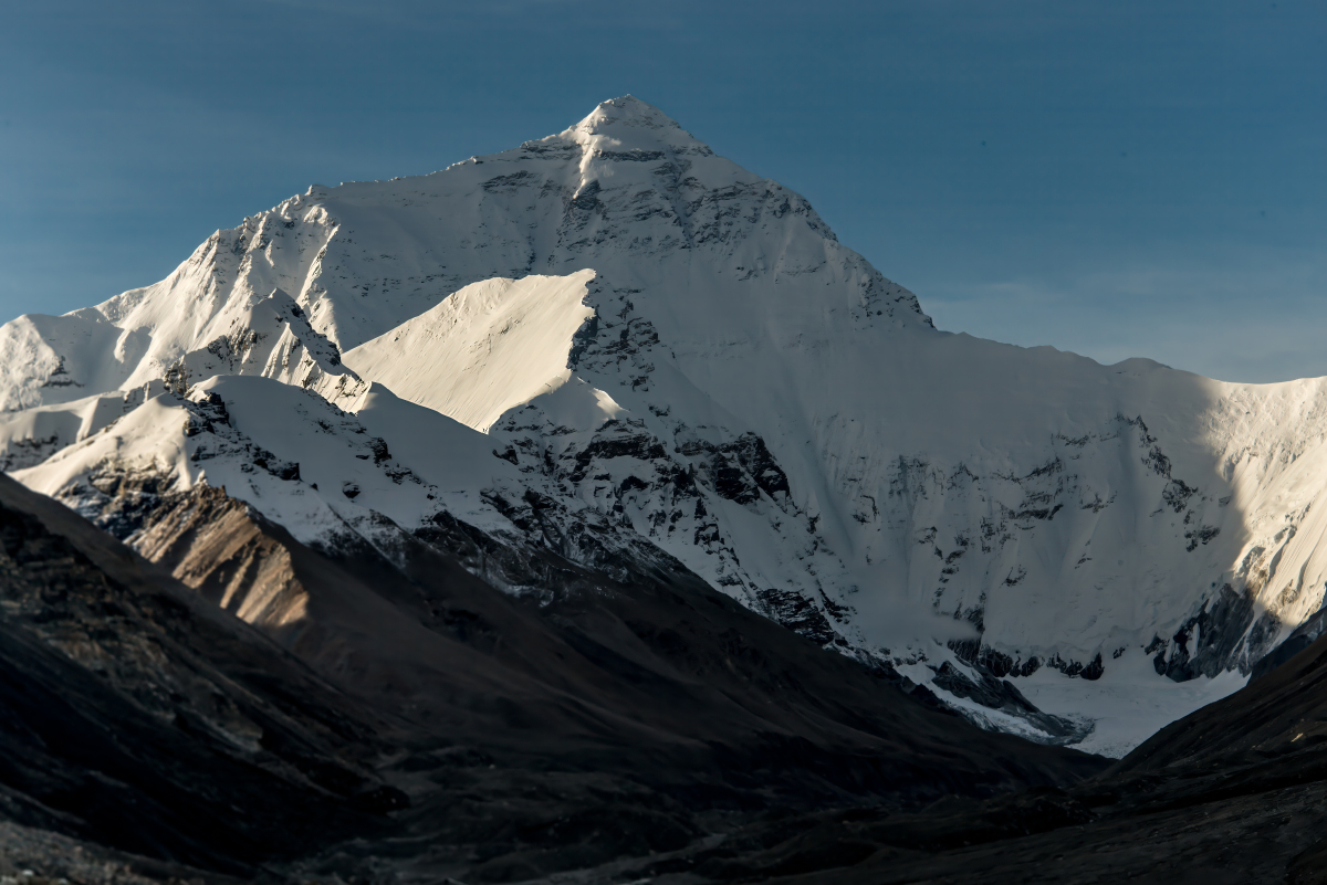 探访珠峰除了是一场旅游,一次登山活动,它也是对生命极限的挑战,是对