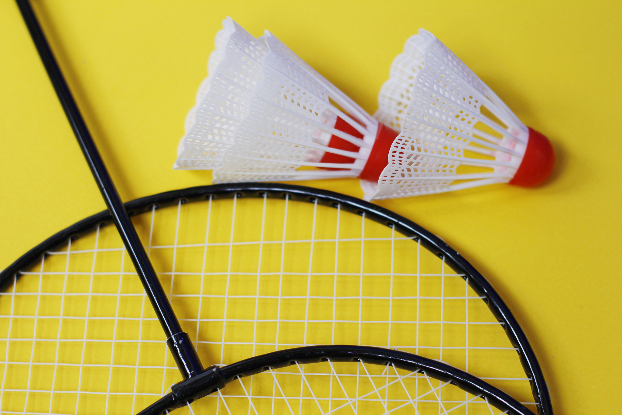 low launch angle tennis racket, give 10 old racket names, string setup, string name