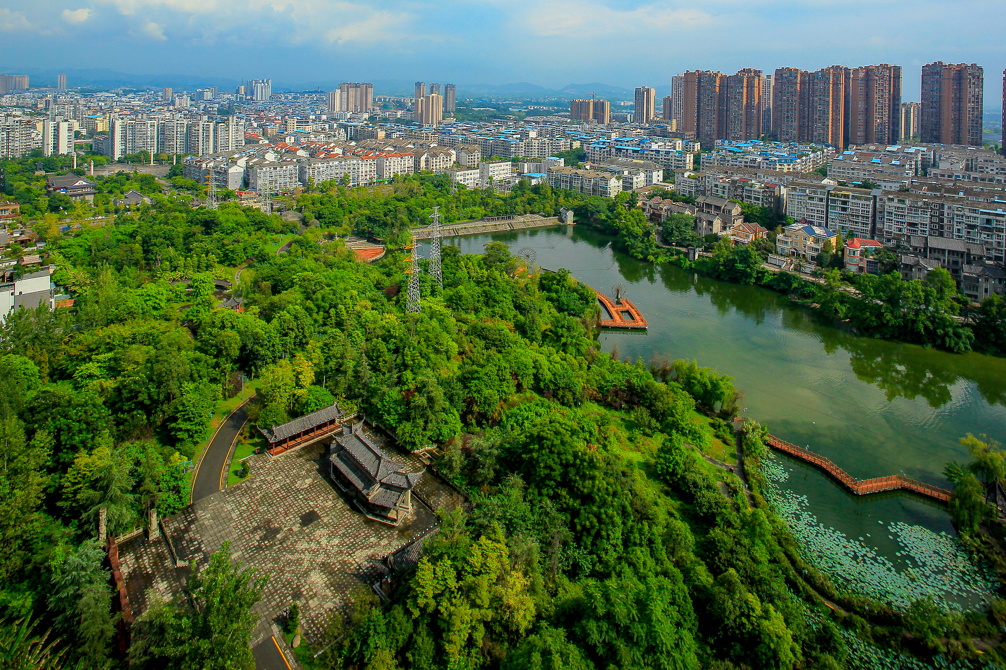 阐述为什么选择广东从化区人居环境治理经验、浙江平湖市人居环境治理经验