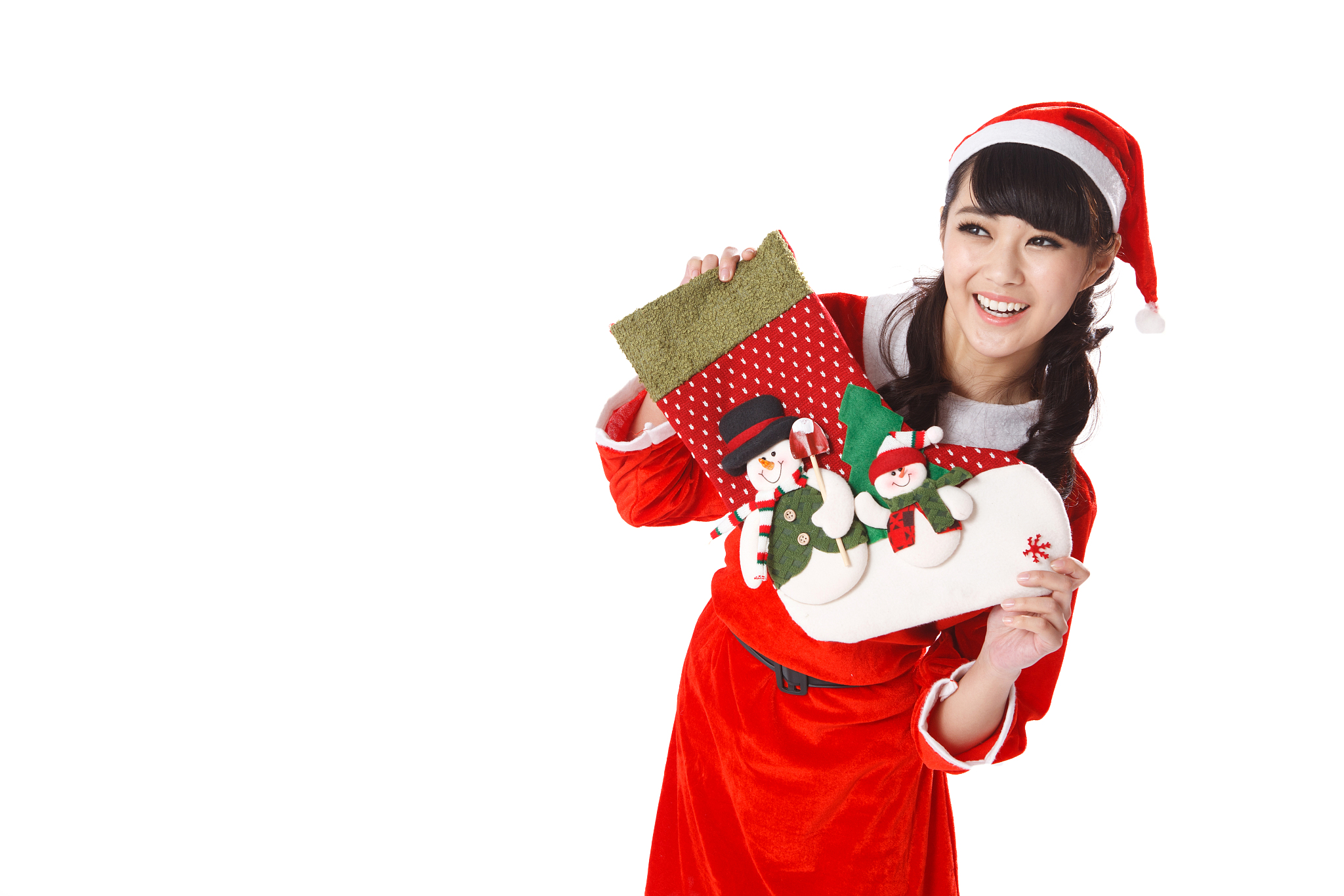 青年女人拿着圣诞饰品