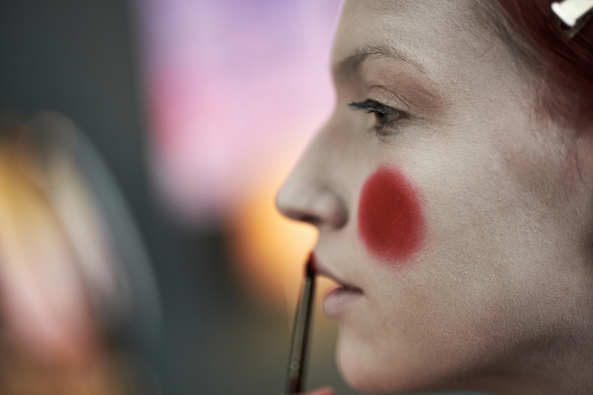 请从工作能力、思想政治、师德师风方面赞扬一个老师