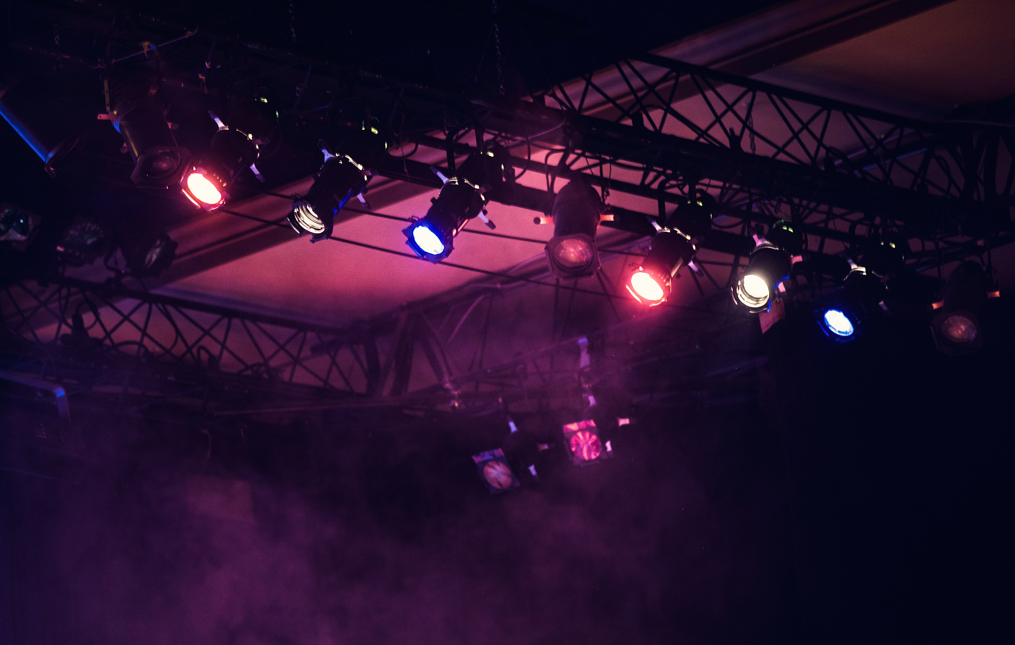 工作室主要业务为舞美灯光设计灯光秀编程文旅灯光设计编程舞美与文旅项目的三维动画模拟视频制作。灯光控台技术培训灯光秀编程培训三维模拟动画制作软件培训。取100个独一无二高端的暗黑风格的英文工作室名字。