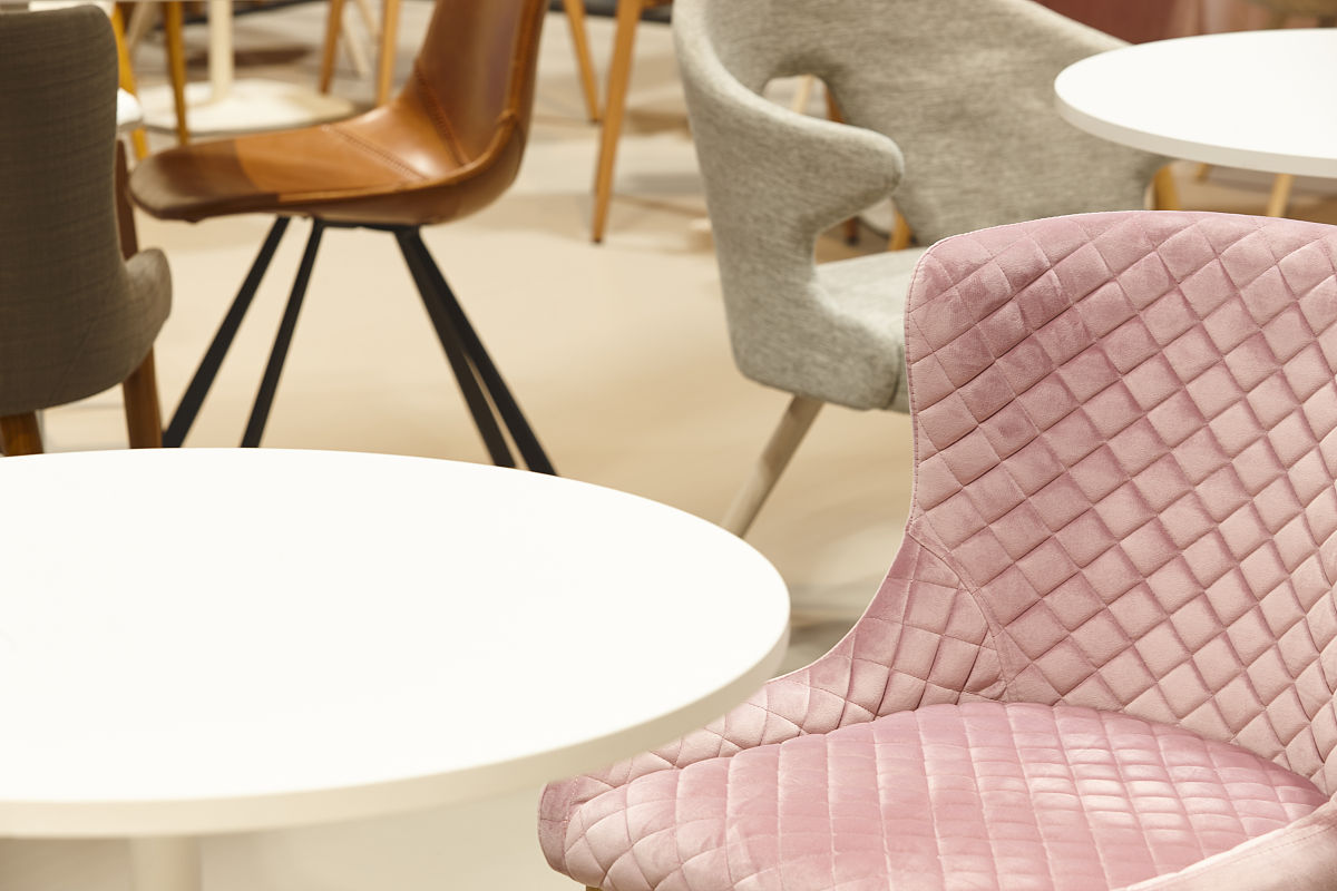 给我一个好评话术 形容蛋卷椅质量很好没有气味 跟我家风格好搭 摸着非常舒服 做工和细节都很好限制最少30字