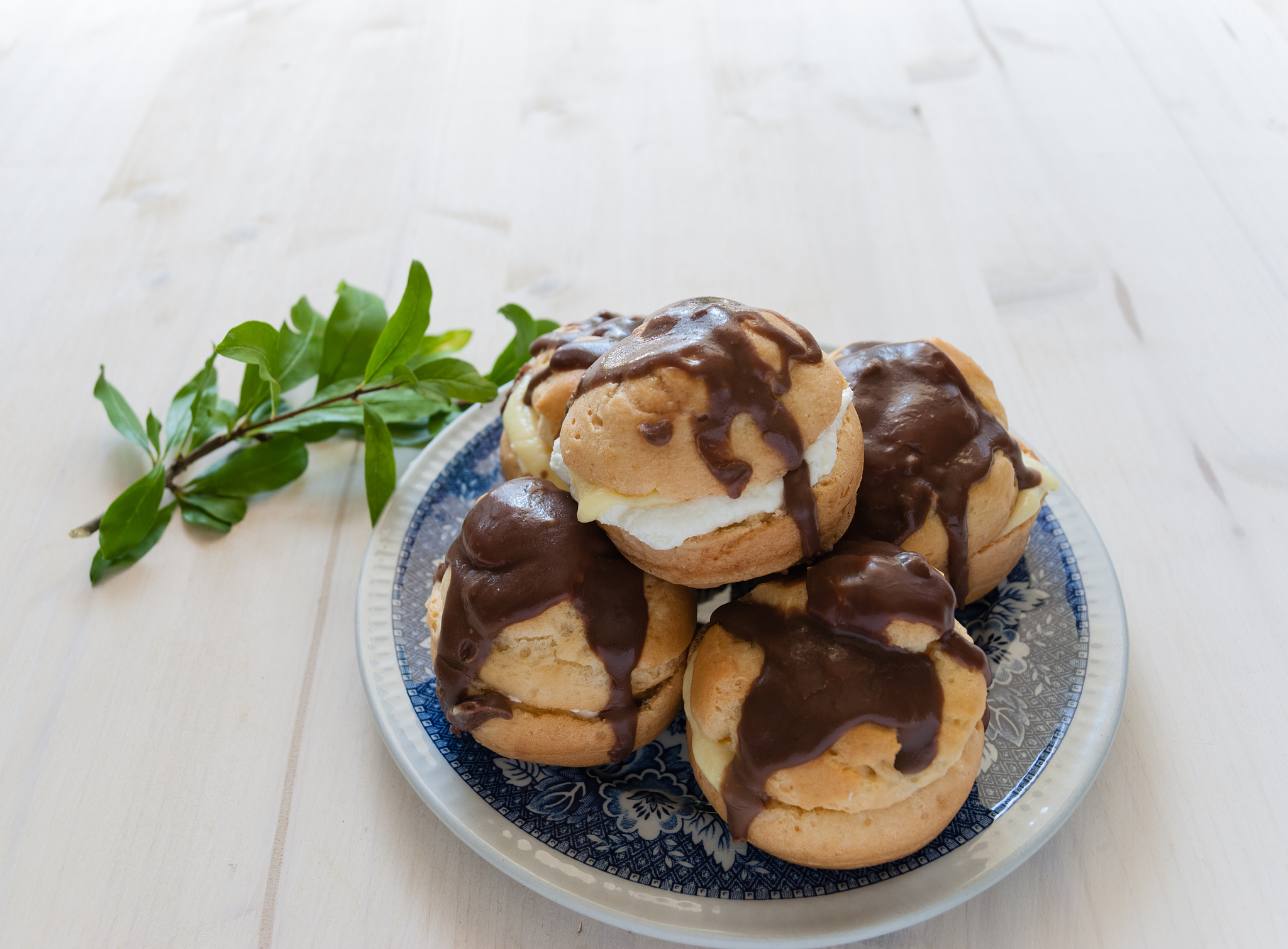 LambdaQueryWrapper 查询数据库中name不为空且不为空字符串的数据