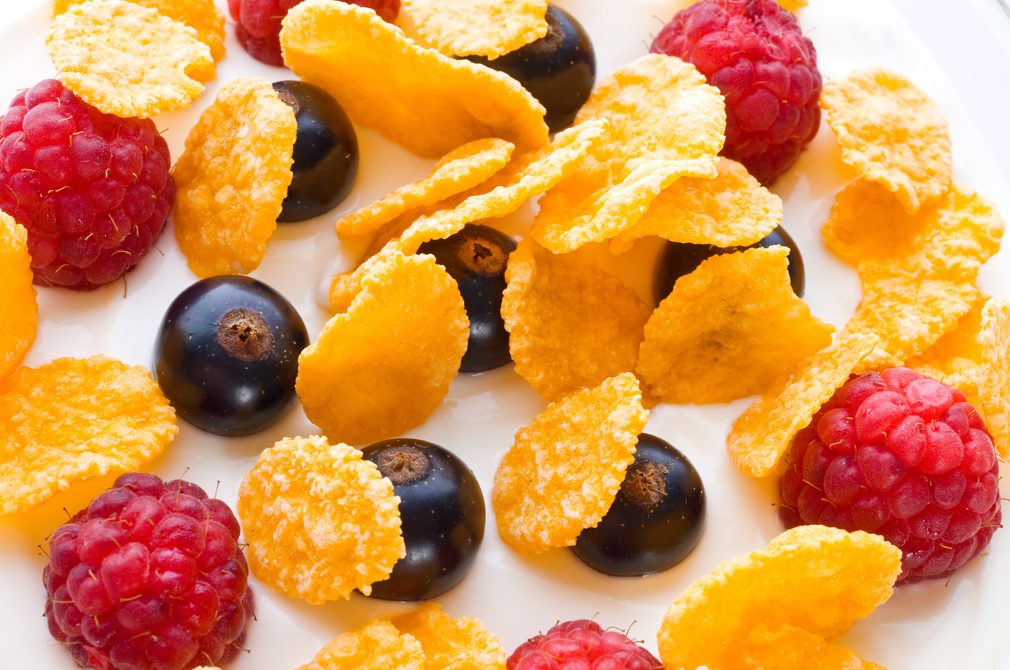 corn flakes and fresh berries