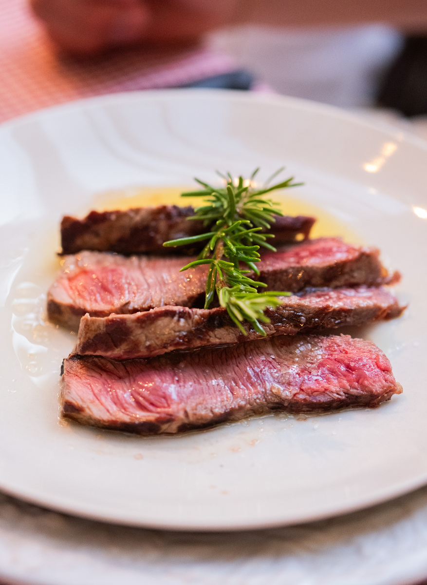 在家腌制牛排秘诀：轻松做出嫩滑美味！