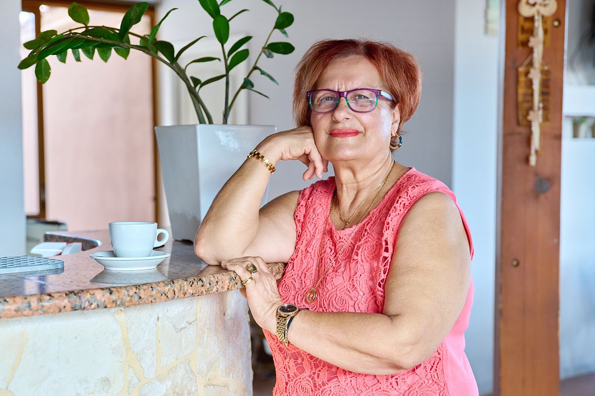 65岁健康老婆婆：高挑身材，充满活力