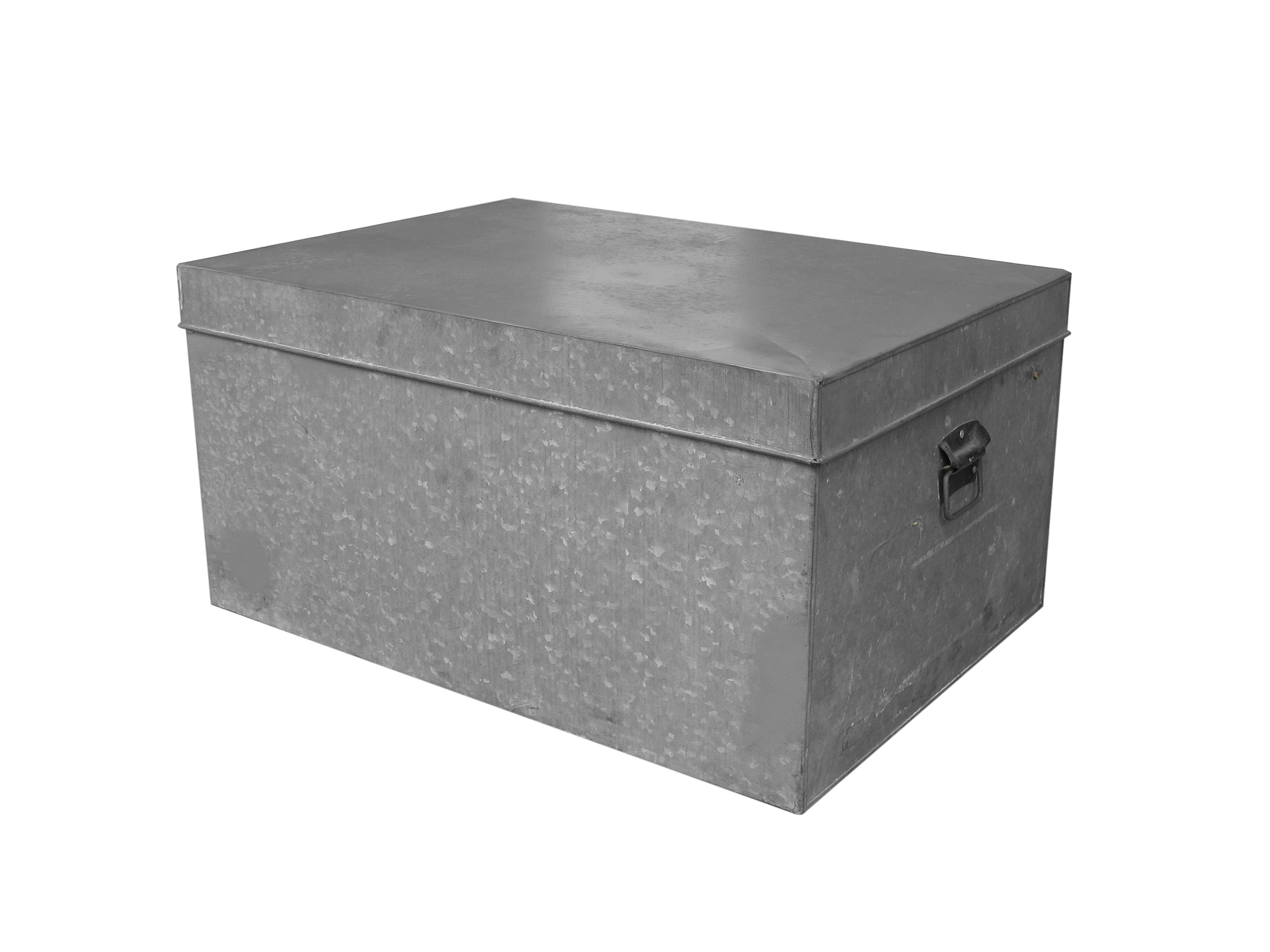 请翻译卸到堆场后之前提到的两个铁箱箱盖隆起很难被看出来。并且我们发现该铁箱的铁皮非常薄。我们猜测由于铁板比较薄他们可能在卸货后自行恢复形状