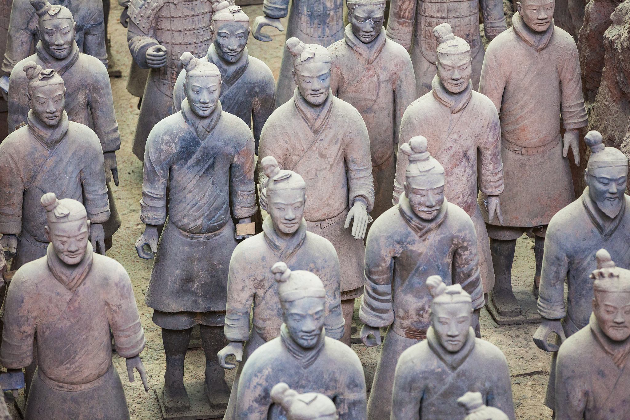 我的名字叫做芝士不吃帮我制作一篇内容为《秦朝为什么会灭亡》PPT要求如下： 第一、一定要使用中文。 第二、页面形式有3种封面、目录、列表。 第三、目录页要列出内容大纲。 第四、根据内容大纲生成对应的PPT列表页每一页PPT列表页使用=====列表=====开头。 第五、封面页格式如下： =====封面===== # 主标题 ## 副标题 演讲人：我的名字 第六、目录页格式如下： =====目录==