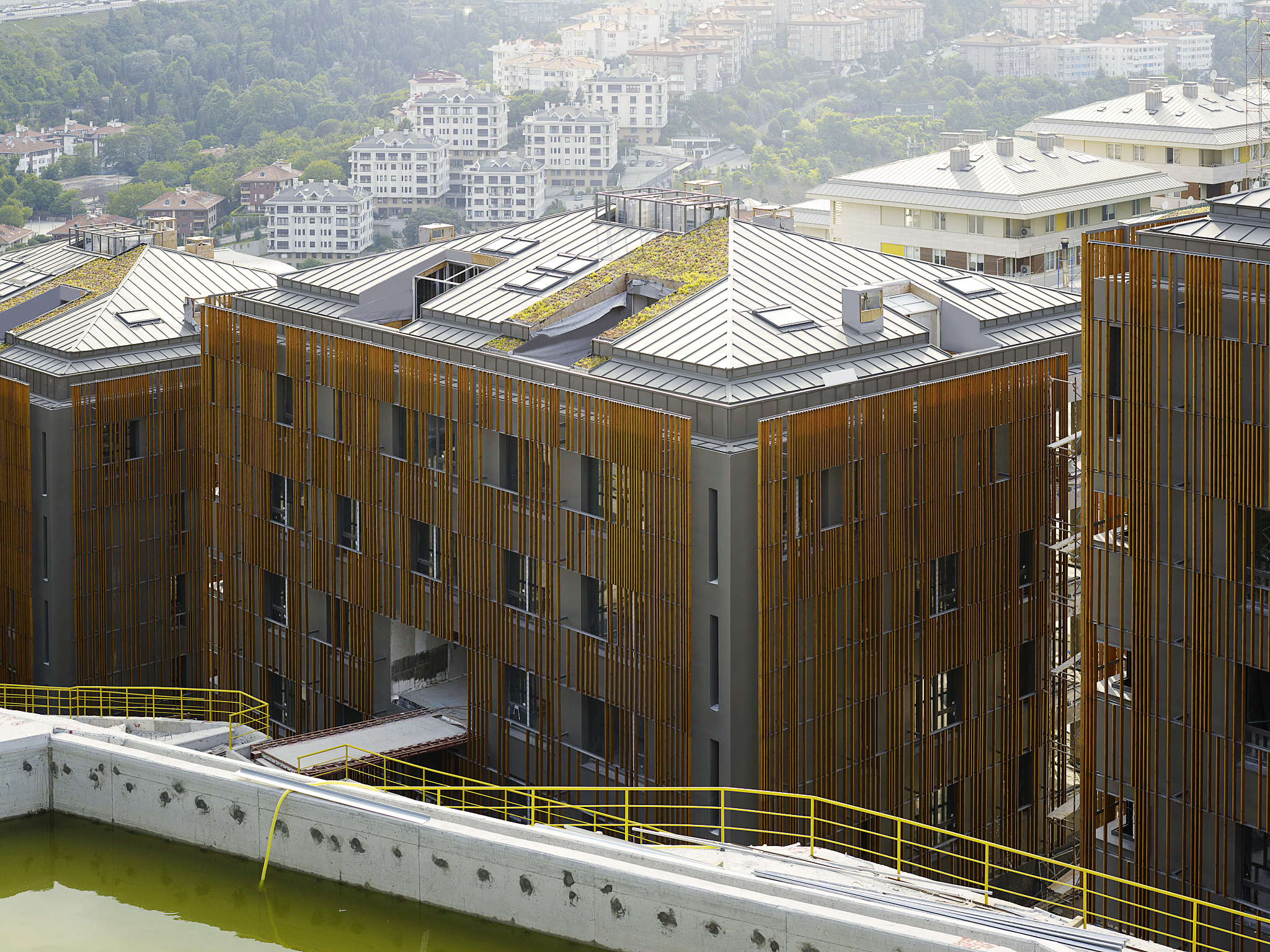 请将这段话我国当前的校园建设面临着建筑设施量大面广的局面。但由于校园具有学生、 老师、管理人员等多元主体参与下不同类型、规模与地域的差异性它既涉及 一定地理范围和空间尺度的复杂建筑设施种类又涵盖了教学、科研降重