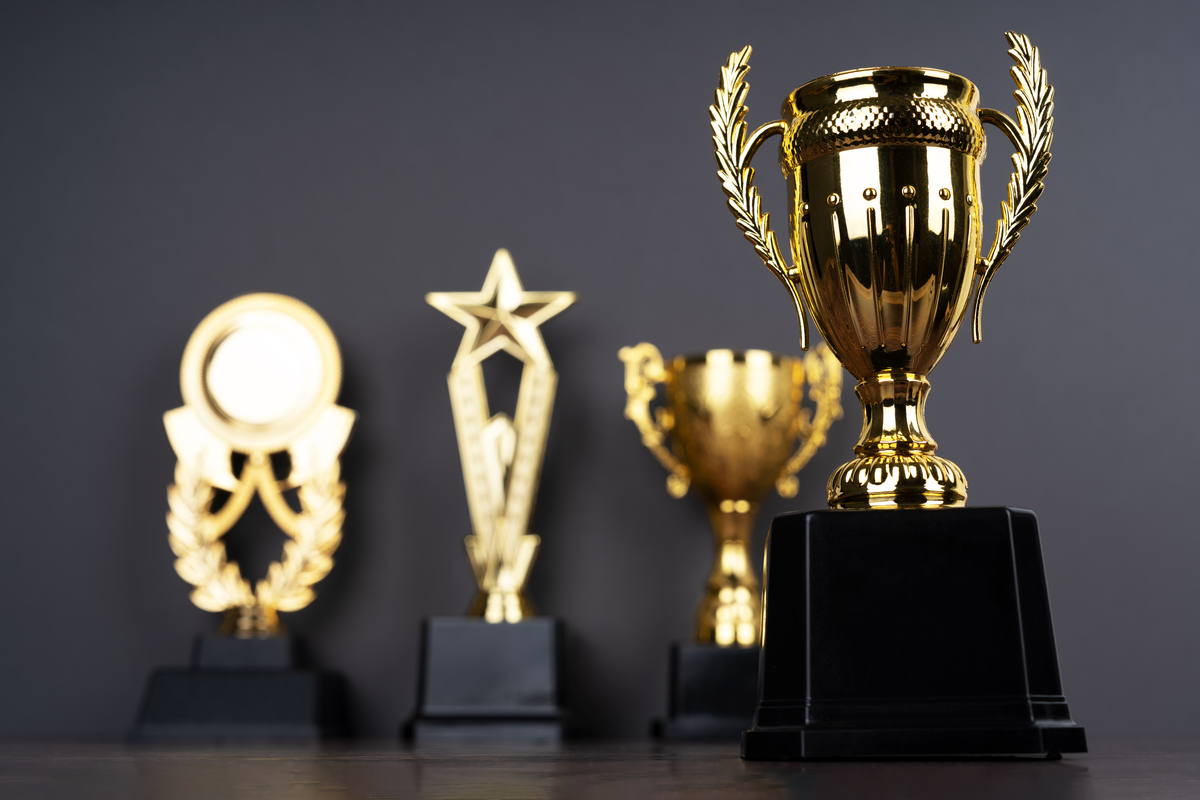 奖杯传递的意义。最佳球员把奖杯传递给最佳进攻奖获得者来激励对方下次也能获得最佳球员的荣誉同时激励对方继续努力。奖杯传递的不只是奖杯还有体育精神和时代风貌。