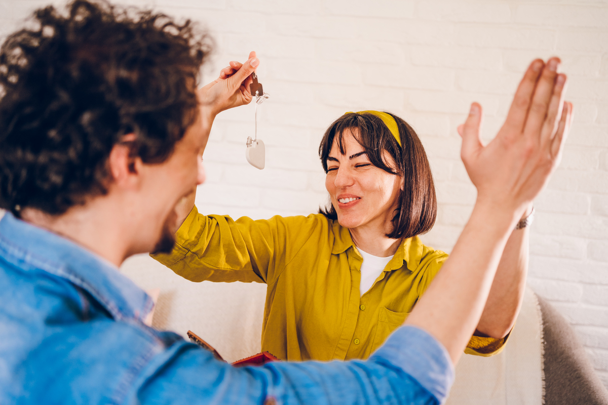 以老公的身份给母亲的的妻子写一封信背景是家里两个孩子